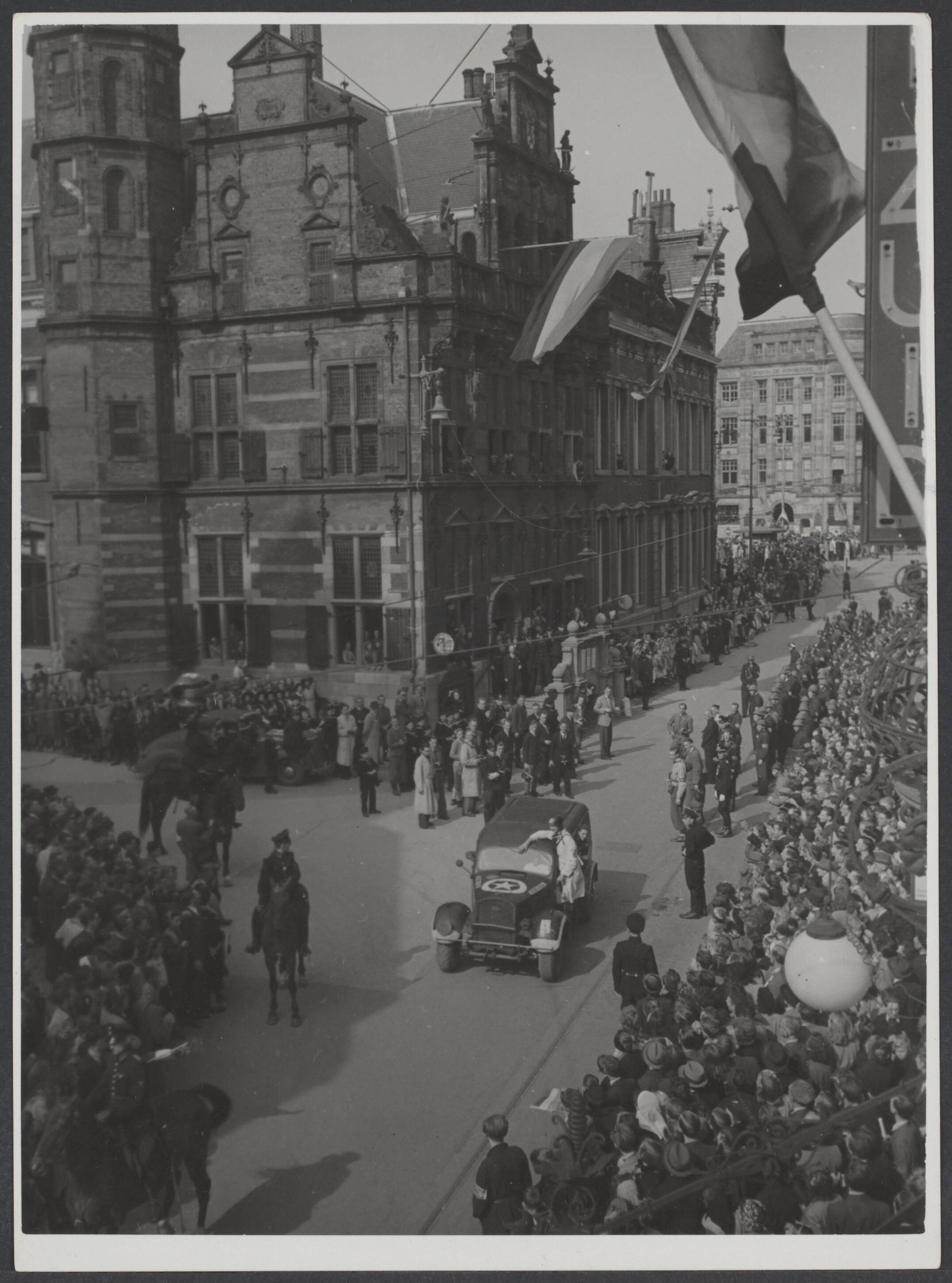 Bevrijding 's Gravenhage (Den Haag) — Intocht Canadezen Den Haag — Foto: Wal, J.Th. A. van der / Spaarnestad. Licentie: Set B: Rechtenvrij / Publiek Domein. Bron: Nationaal Archief. http://hdl.handle.net/10648/6ddf5a66-5f45-01c1-8e26-83a79b70475f
