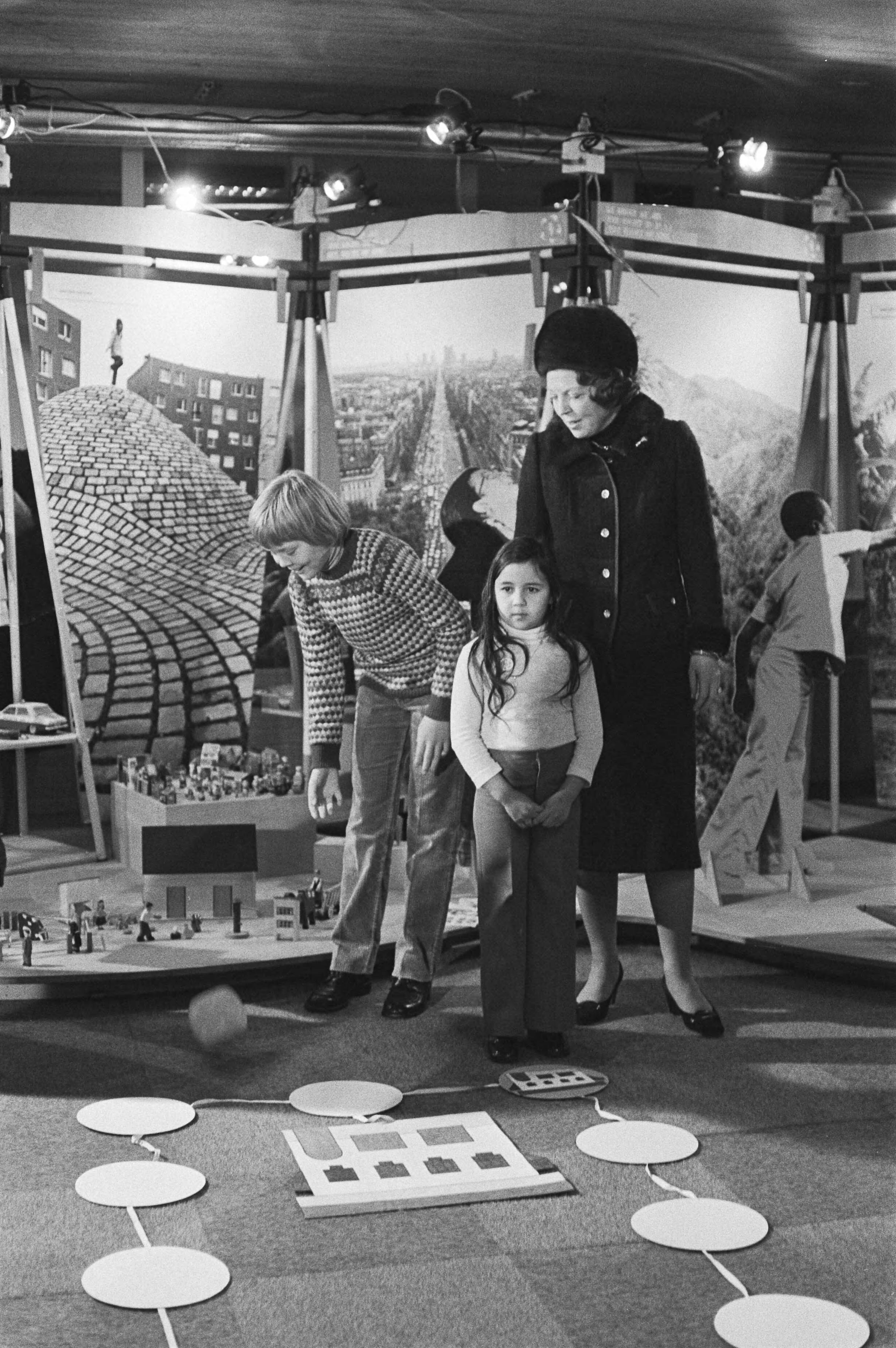 Fotocollectie Anefo — Prinses Beatrix opent tentoonstelling "Spel en Speelgoed uit de Gehele Wereld" in Babylon-complex in Den Haag — Foto: Suyk, Koen / Anefo. Licentie: Set B: Rechtenvrij / Publiek Domein. Bron: Nationaal Archief. http://hdl.handle.net/10648/acc3a6f4-d0b4-102d-bcf8-003048976d84