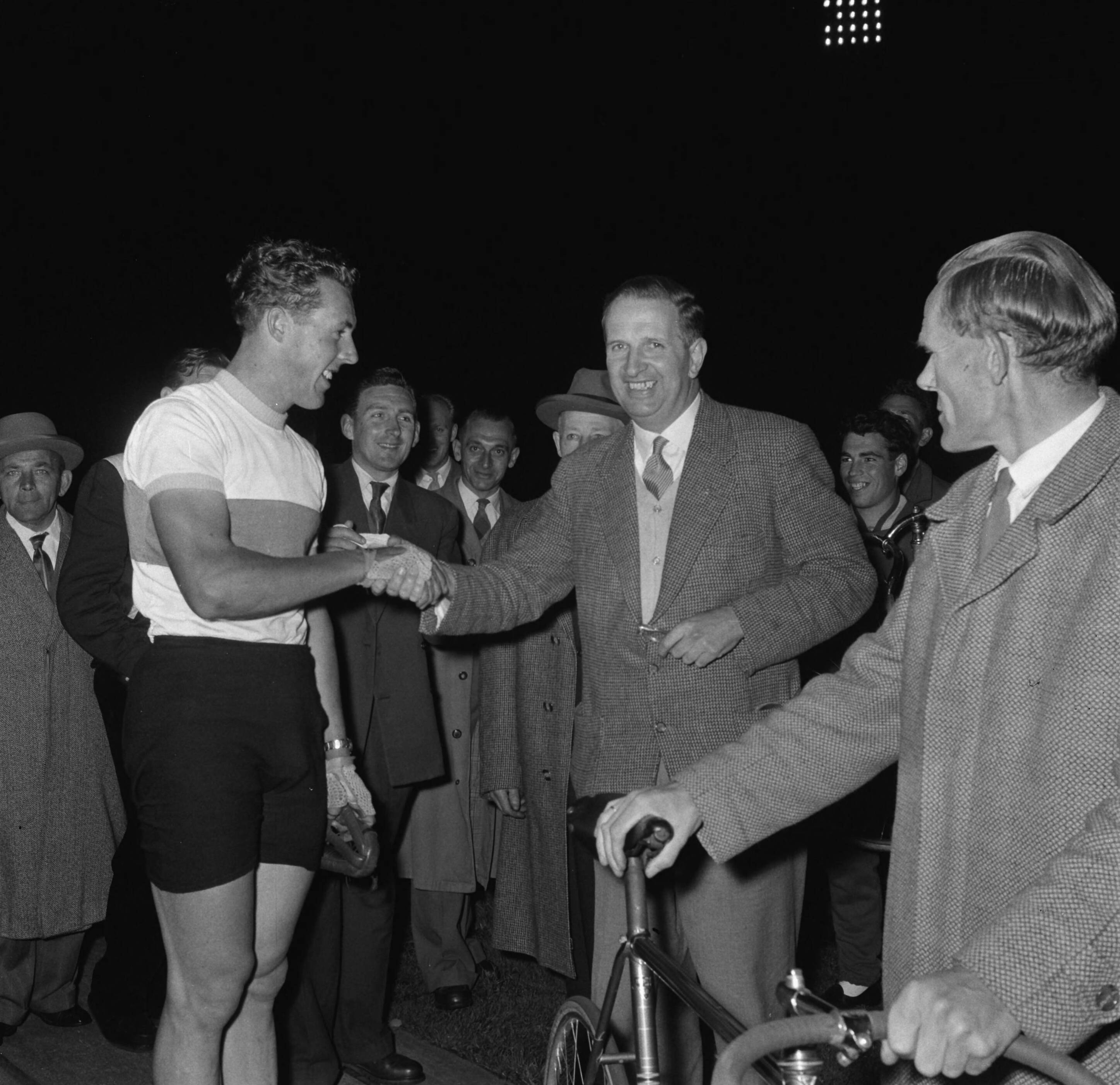 Fotocollectie Anefo — Frans Braat, Nederlandse Amateurkampioen 50 kilometer wielrennen op de baan, te Utrecht. Hij wordt gehuldigd door dr. Van Dijk, voorzitter van de KNWU — Foto: Behrens, Herbert F. / Anefo. Licentie: Set B: Rechtenvrij / Publiek Domein. Bron: Nationaal Archief. http://hdl.handle.net/10648/a94d6028-d0b4-102d-bcf8-003048976d84