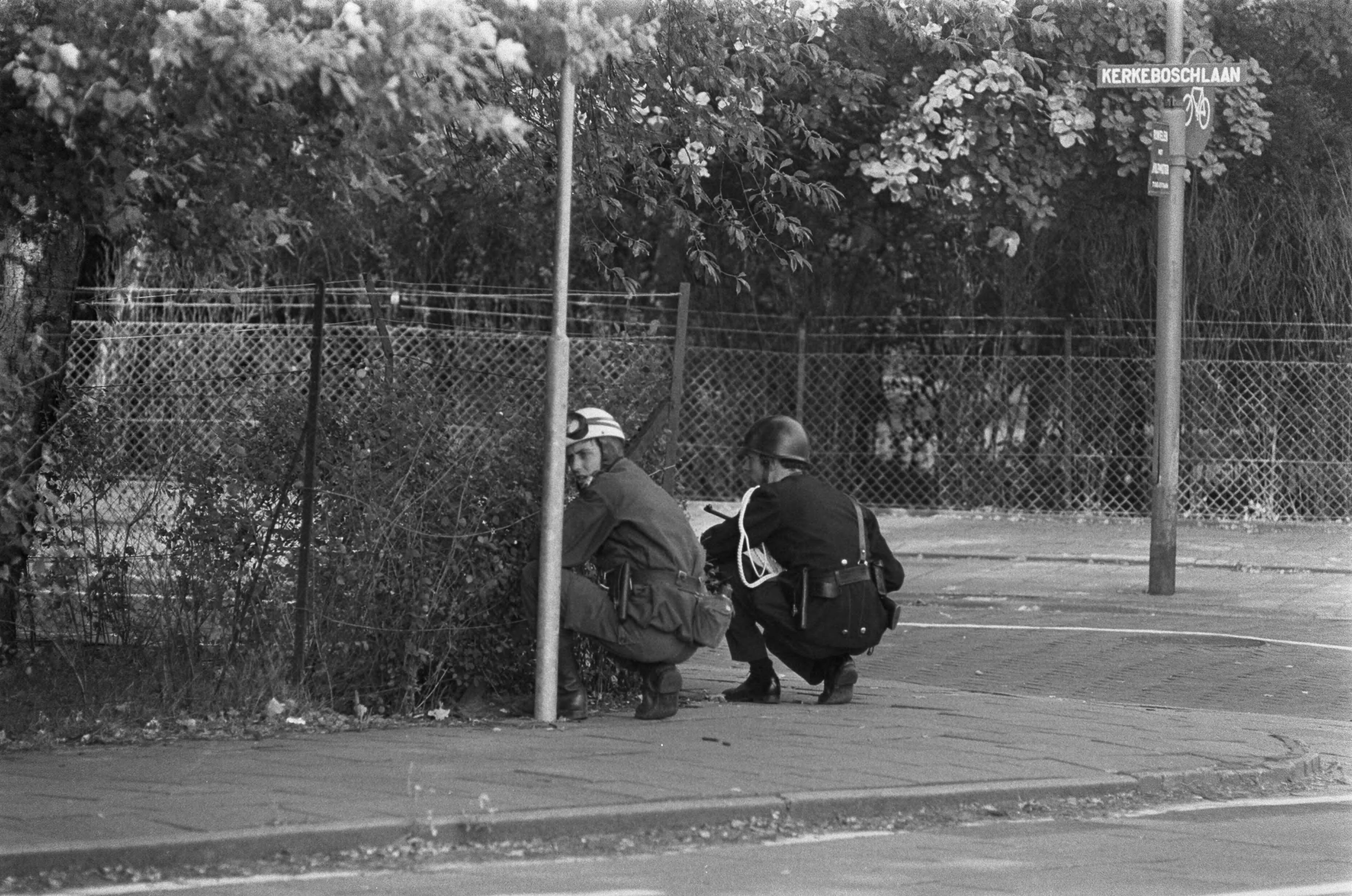 Fotocollectie Anefo — Ambonezen bezetten woning van Indonesische Ambassadeur, Wassenaar — Foto: Evers, Joost / Anefo. Licentie: Set B: Rechtenvrij / Publiek Domein. Bron: Nationaal Archief. http://hdl.handle.net/10648/aba17706-d0b4-102d-bcf8-003048976d84
