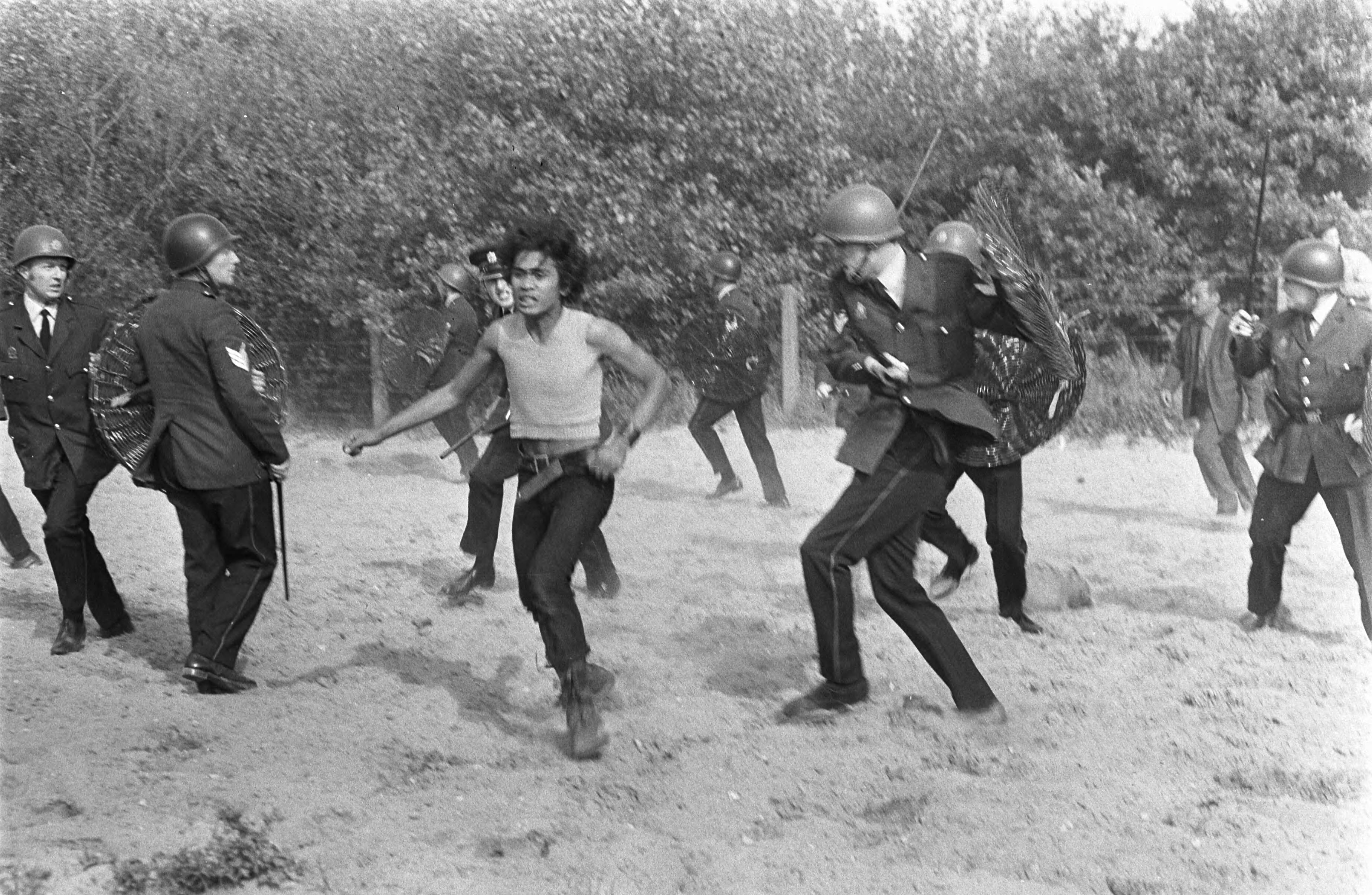 Fotocollectie Anefo — Demonstratie Zuid-Molukkers in Den Haag ; politie in gevecht met Zuid-Molukkers — Foto: Mieremet, Rob / Anefo. Licentie: Set B: Rechtenvrij / Publiek Domein. Bron: Nationaal Archief. http://hdl.handle.net/10648/aba4b8f8-d0b4-102d-bcf8-003048976d84