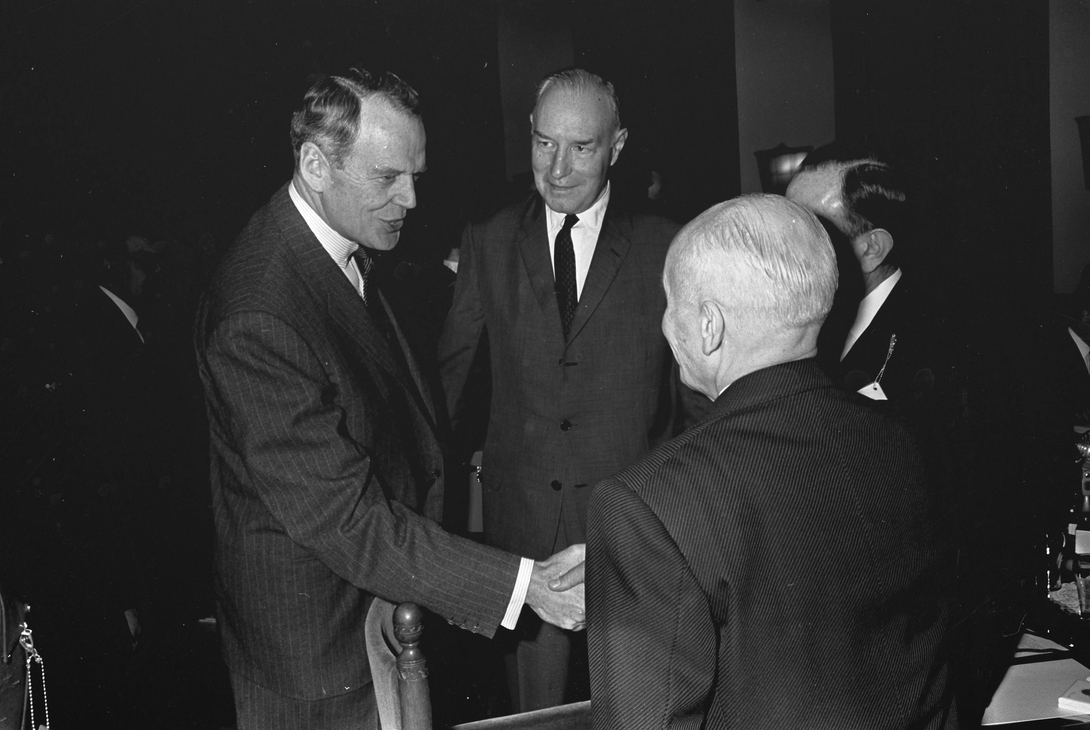Fotocollectie Anefo — Nato vergadert in Den Haag . Overzicht Nato-vergadering in Juliana Kazerne — Foto: Koch, Eric / Anefo. Licentie: Set B: Rechtenvrij / Publiek Domein. Bron: Nationaal Archief. http://hdl.handle.net/10648/ab3d5334-d0b4-102d-bcf8-003048976d84