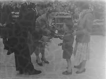 Fotocollectie Anefo — Bezoek van koningin Juliana aan Zaandam — Foto: Pot, Harry / Anefo. Licentie: Set B: Rechtenvrij / Publiek Domein. Bron: Nationaal Archief. http://hdl.handle.net/10648/a95d9736-d0b4-102d-bcf8-003048976d84