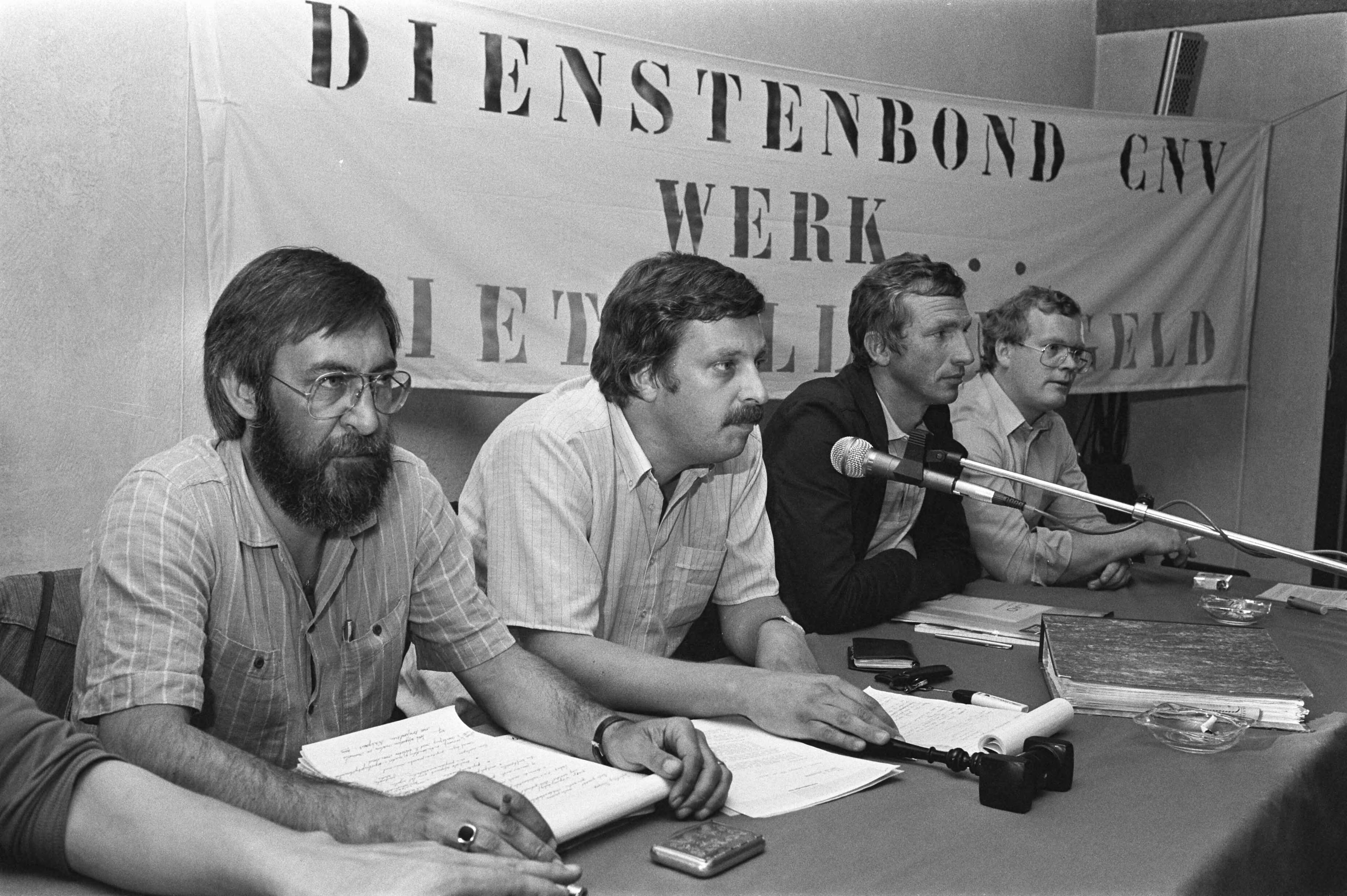 Fotocollectie Anefo — Protestvergadering omroeppersoneel met borden in Hilversum i.v.m. afbreken CAO-onderhandelingen — Foto: Antonisse, Marcel / Anefo. Licentie: Set B: Rechtenvrij / Publiek Domein. Bron: Nationaal Archief. http://hdl.handle.net/10648/ad1969ea-d0b4-102d-bcf8-003048976d84