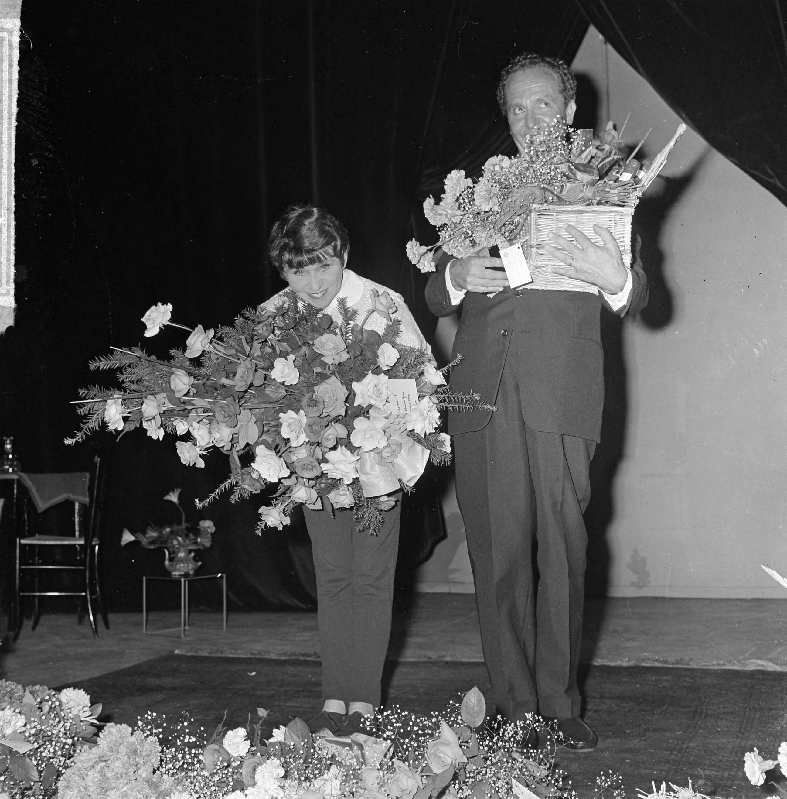 Fotocollectie Anefo — Première Wim Kan cabaret in Den Haag, bloemenhulde voor Corry Vonk en Wim Kan — Foto: Koch, Eric / Anefo. Licentie: Set B: Rechtenvrij / Publiek Domein. Bron: Nationaal Archief. http://hdl.handle.net/10648/aa72c5a6-d0b4-102d-bcf8-003048976d84