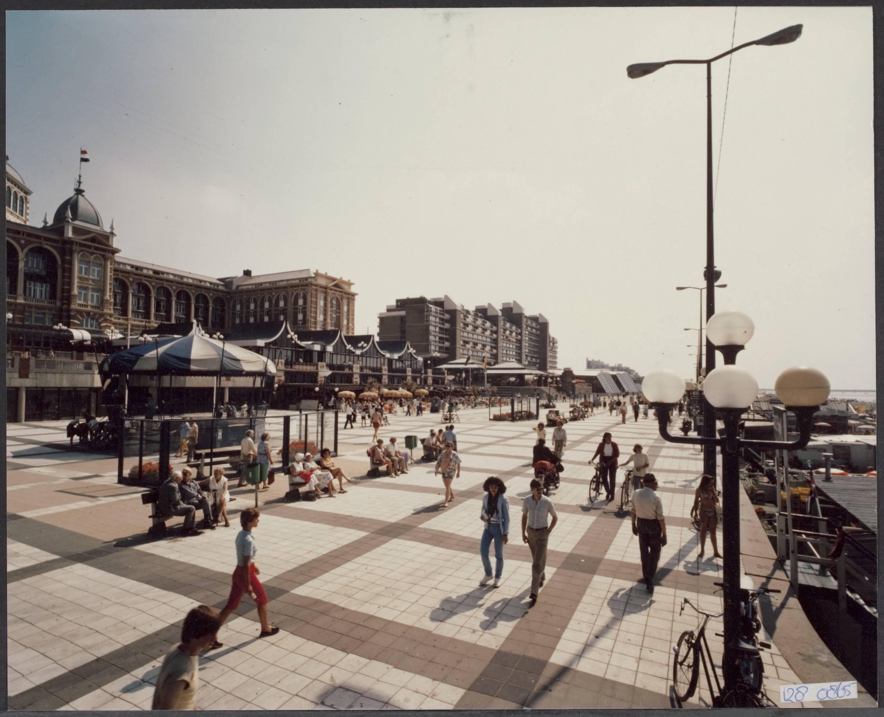 Zee, Scheveningen, Pier [RVD] — Boulevard [Promenade] Scheveningen met Kurhaus [en het Princelandt complex] — Foto: Veltmeijer, H.A. / RVD. Licentie: Set B: Rechtenvrij / Publiek Domein. Bron: Nationaal Archief. http://hdl.handle.net/10648/af44073e-d0b4-102d-bcf8-003048976d84