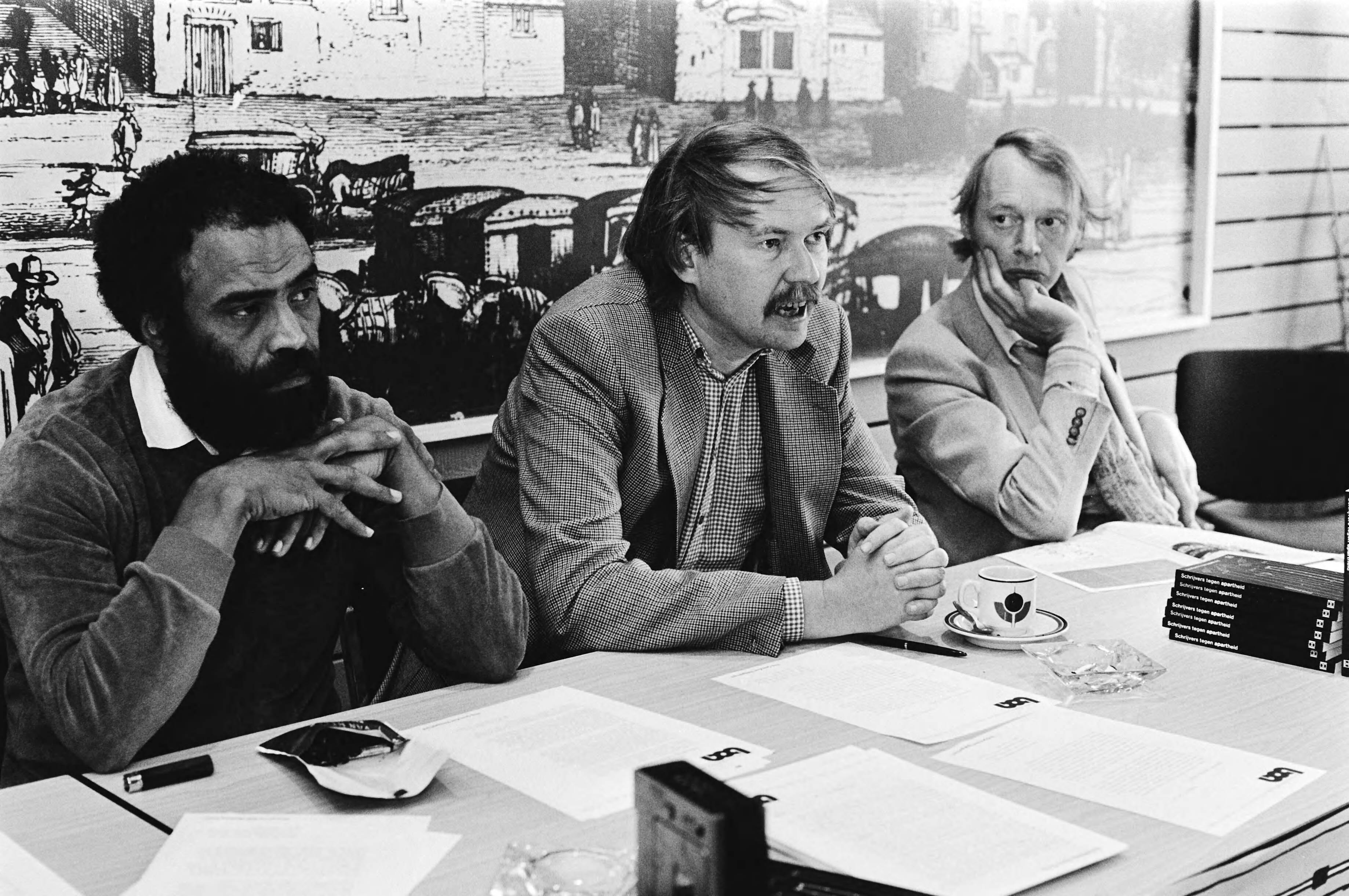 Fotocollectie Anefo — Werkgroep "Schrijvers tegen apartheid"Boycot Outspan Aktie demonstreren Zuid Afrikaanse ambassade in Den Haag , lezen gedichten voor — Foto: Croes, Rob C. / Anefo. Licentie: Set B: Rechtenvrij / Publiek Domein. Bron: Nationaal Archief. http://hdl.handle.net/10648/ace2c048-d0b4-102d-bcf8-003048976d84