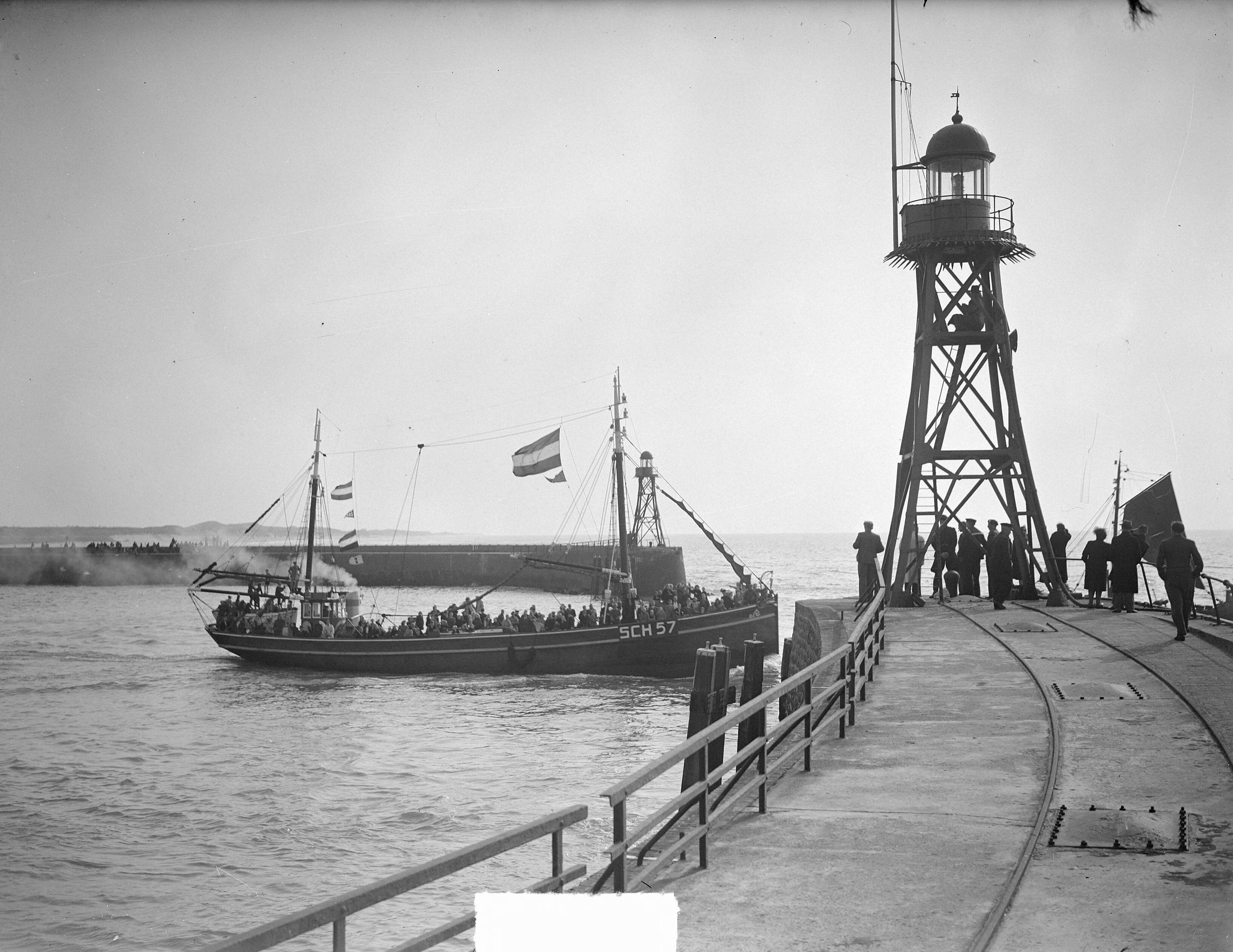 Fotocollectie Anefo — Tocht met genodigden met Schevenings vissersvloot — Foto: Winterbergen, Rolf / Anefo. Licentie: Set B: Rechtenvrij / Publiek Domein. Bron: Nationaal Archief. http://hdl.handle.net/10648/a8c7d44e-d0b4-102d-bcf8-003048976d84