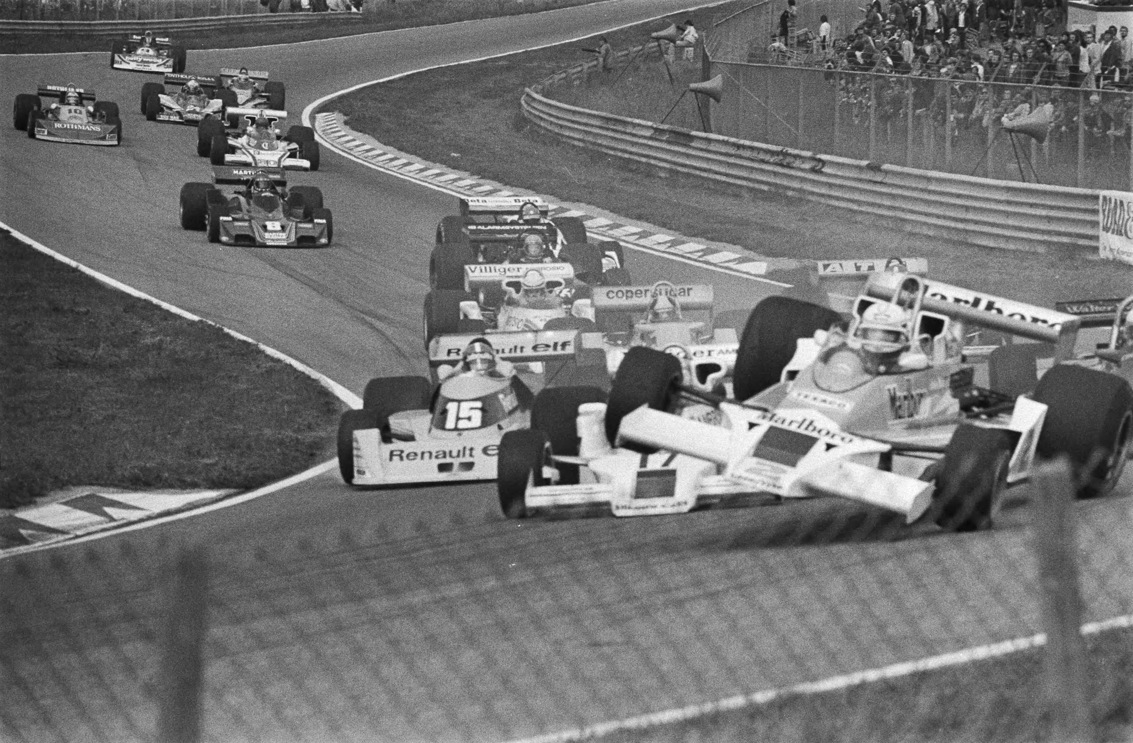 Fotocollectie Anefo — Grand Prix Zandvoort; Jochen Mass met Mc Laren (r) in moeilijkheden — Foto: Suyk, Koen / Anefo. Licentie: Set B: Rechtenvrij / Publiek Domein. Bron: Nationaal Archief. http://hdl.handle.net/10648/aca1b5da-d0b4-102d-bcf8-003048976d84