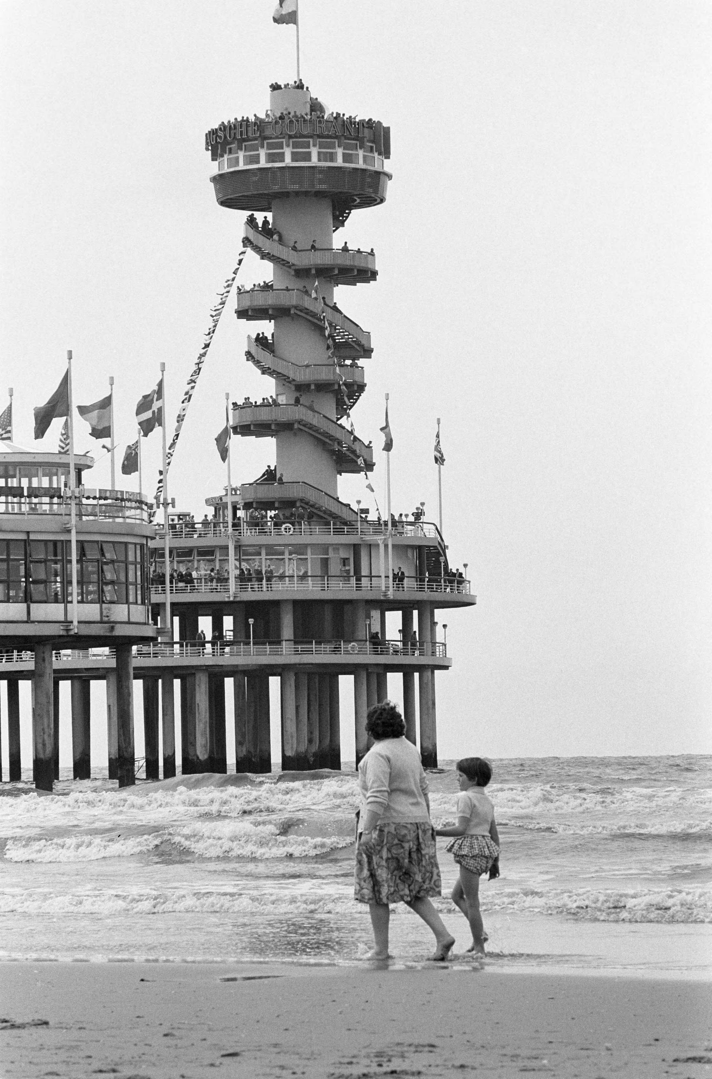 Fotocollectie Anefo — Pinkster-drukte in Scheveningen — Foto: Koch, Eric / Anefo. Licentie: Set B: Rechtenvrij / Publiek Domein. Bron: Nationaal Archief. http://hdl.handle.net/10648/aa0c07c6-d0b4-102d-bcf8-003048976d84