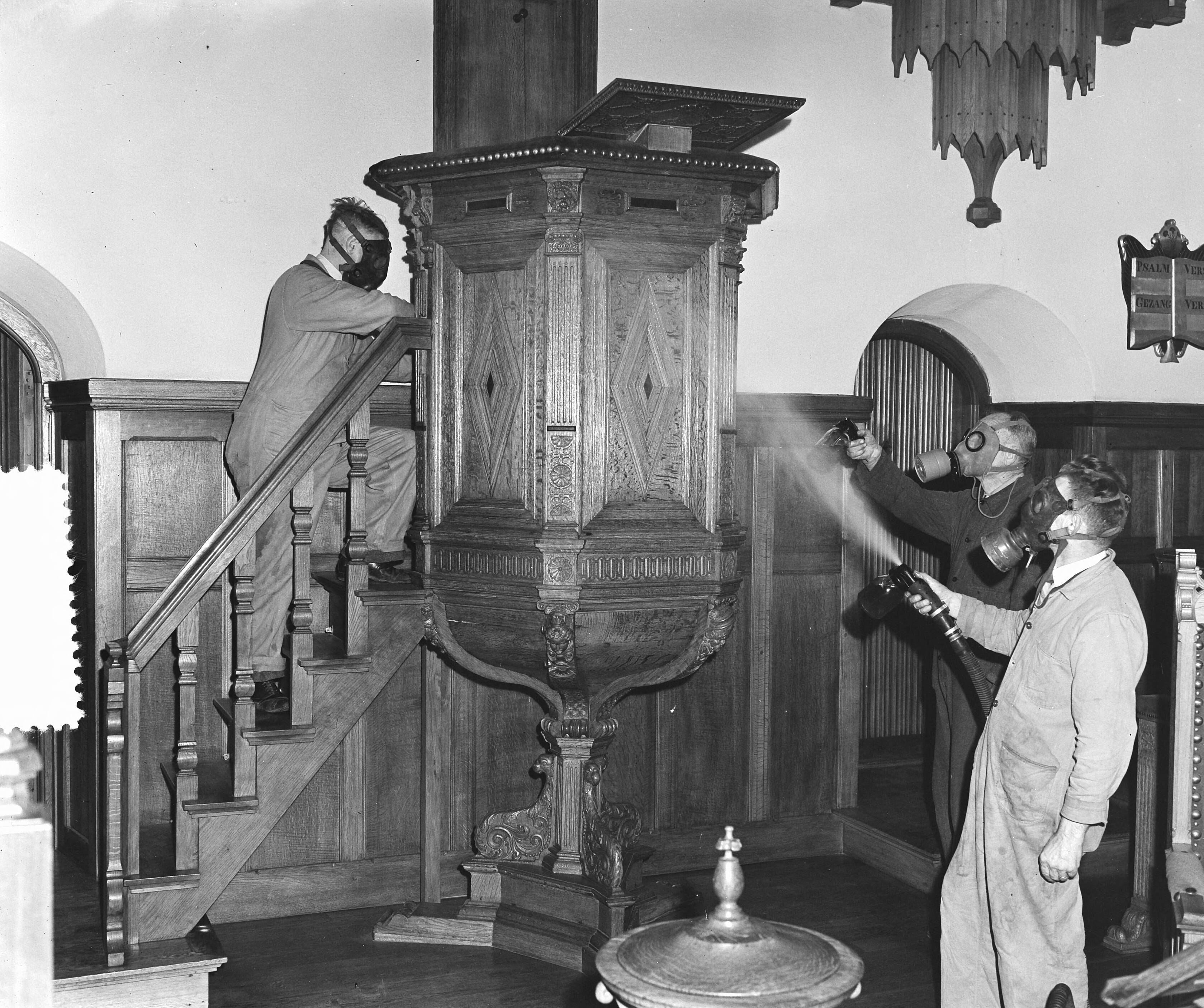 Fotocollectie Anefo — Kerk Blaricum, uitgassen van insecten — Foto: Rossem, Wim van / Anefo. Licentie: Set B: Rechtenvrij / Publiek Domein. Bron: Nationaal Archief. http://hdl.handle.net/10648/a9221558-d0b4-102d-bcf8-003048976d84