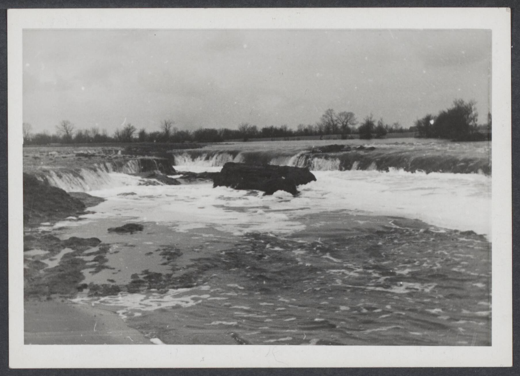 Westkapelle. Raid op de wijk van - 1944 — Westkapelle [water stroomt door de dijkdoorbraak[ [zeedijk Westkapelle?] — Foto: Boudt's Foto-Kinohandel, v.d.. Licentie: Set B: Rechtenvrij / Publiek Domein. Bron: Nationaal Archief. http://hdl.handle.net/10648/20b3025d-7d32-7afb-bb34-d0a06f1279f2
