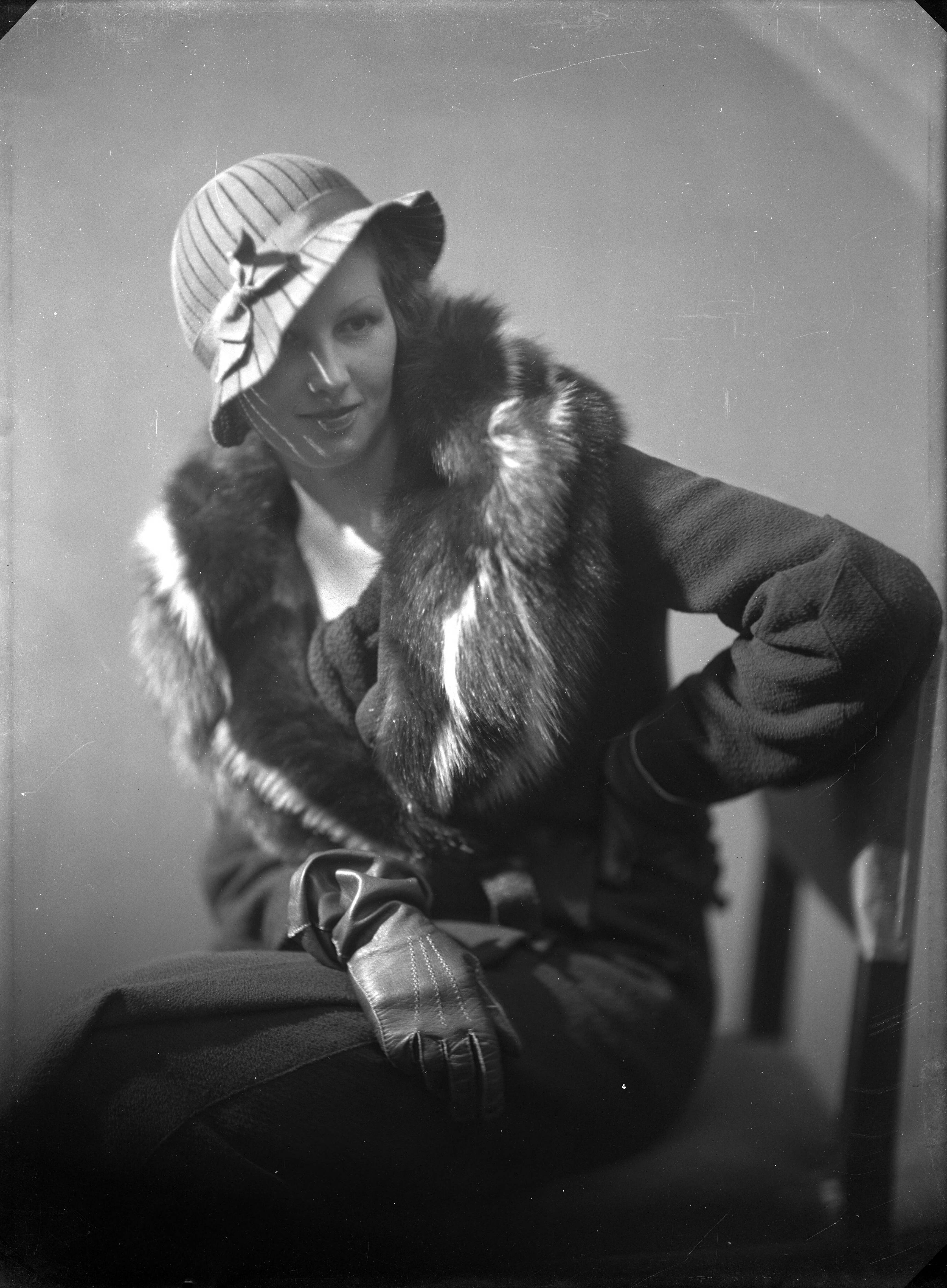 Portretten — Studio-opnames. Portret van een vrouw in een mantelpak met hele grote bontkraag, pothoed en leren handschoenen. Haarlem, Nederland omstreeks 1930. — Foto: Berg, Th.C.J. van den / Spaarnestad Photo (05887). Licentie: Set B: Rechtenvrij / Publiek Domein. Bron: Nationaal Archief. http://hdl.handle.net/10648/35429da7-c553-a382-e063-6df0900a6686