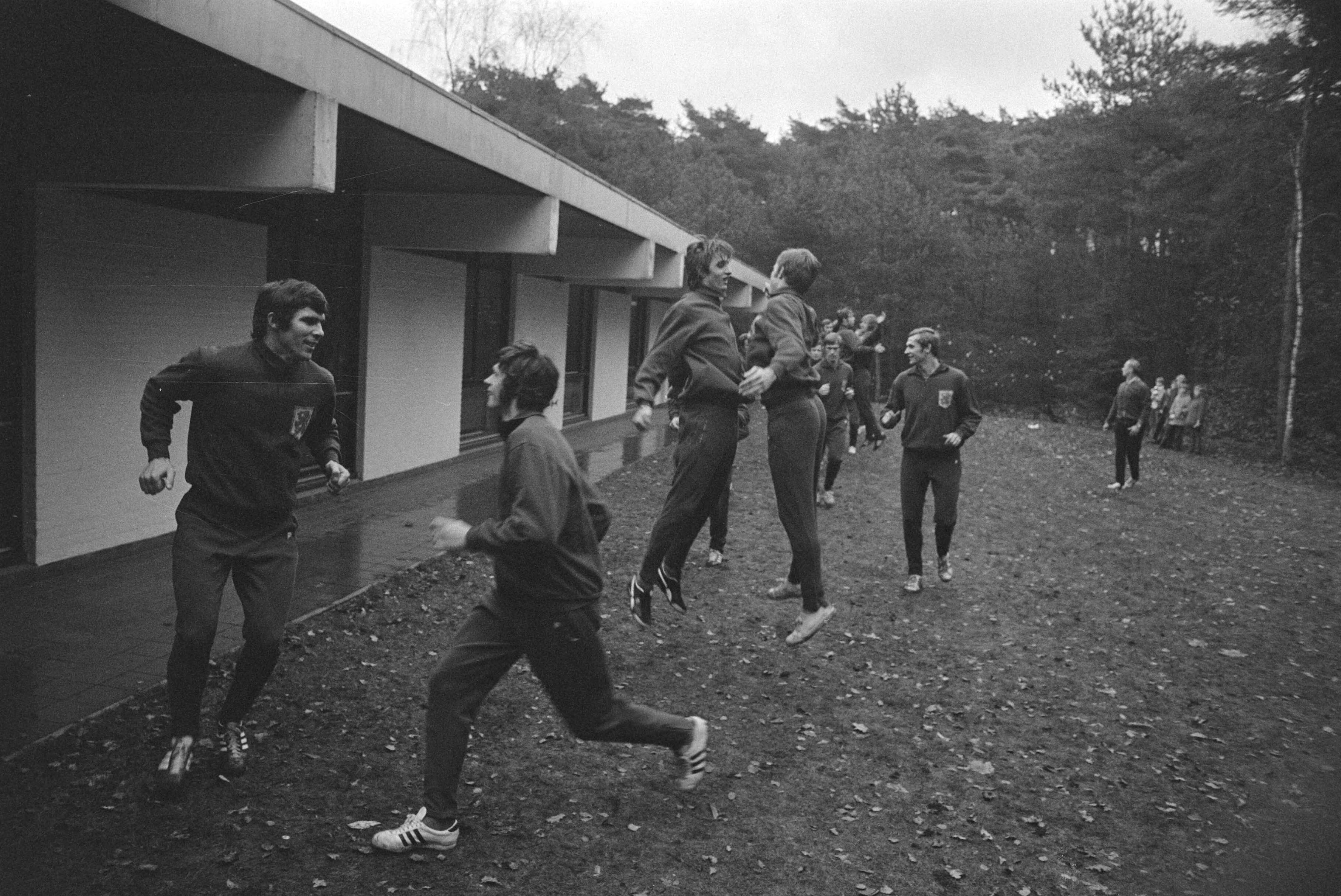 Fotocollectie Anefo — Nederlands elftal bijeen, voor vriendschappelijke wedstrijd tegen Roemenie, in Zeist — Foto: Verhoeff, Bert / Anefo. Licentie: Set B: Rechtenvrij / Publiek Domein. Bron: Nationaal Archief. http://hdl.handle.net/10648/ababb8ec-d0b4-102d-bcf8-003048976d84