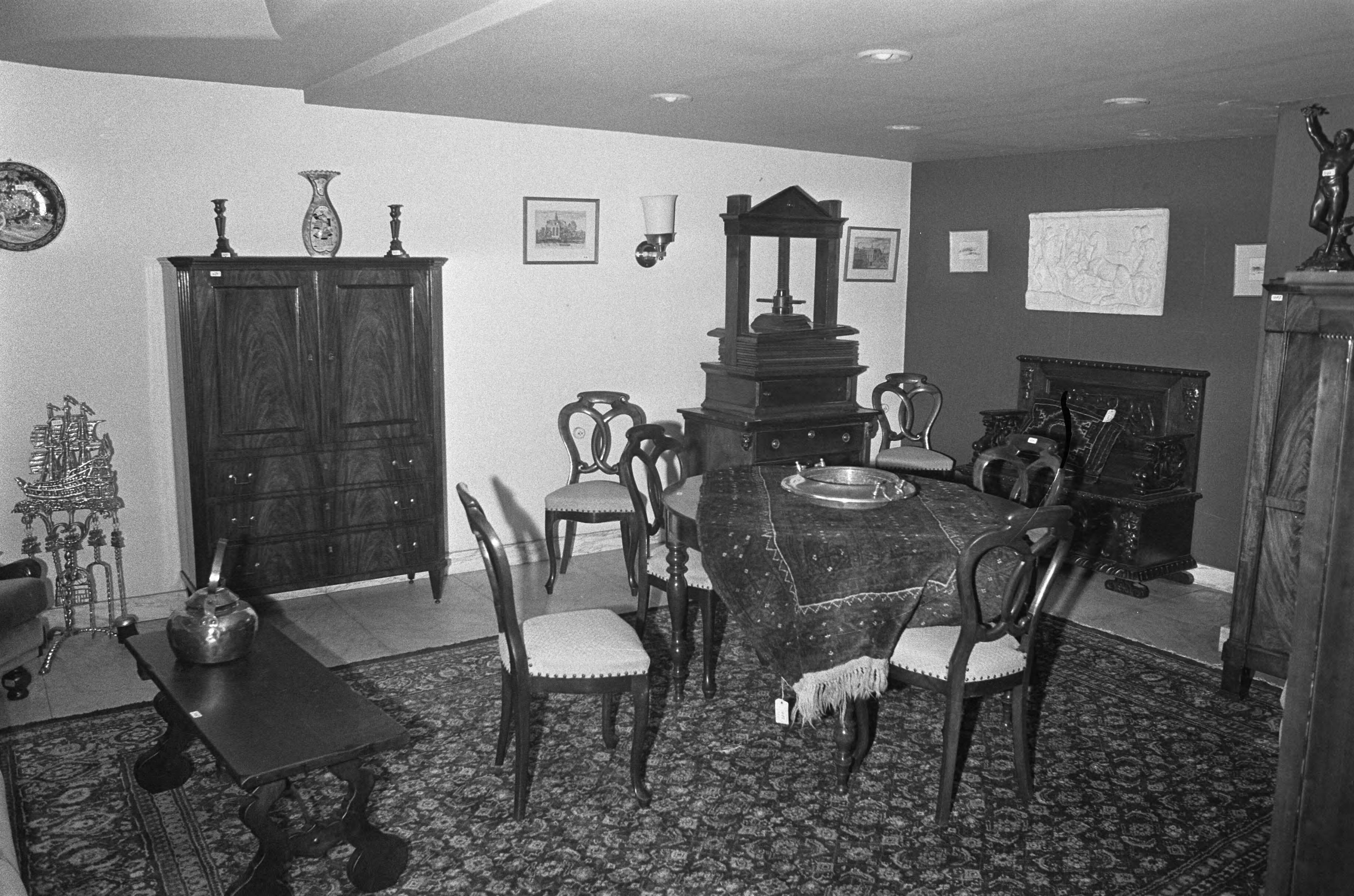 Fotocollectie Anefo — Inventaris Grand Hotel te Scheveningen wordt binnenkort geveild, meubelen — Foto: Peters, Hans / Anefo. Licentie: Set B: Rechtenvrij / Publiek Domein. Bron: Nationaal Archief. http://hdl.handle.net/10648/ac342722-d0b4-102d-bcf8-003048976d84