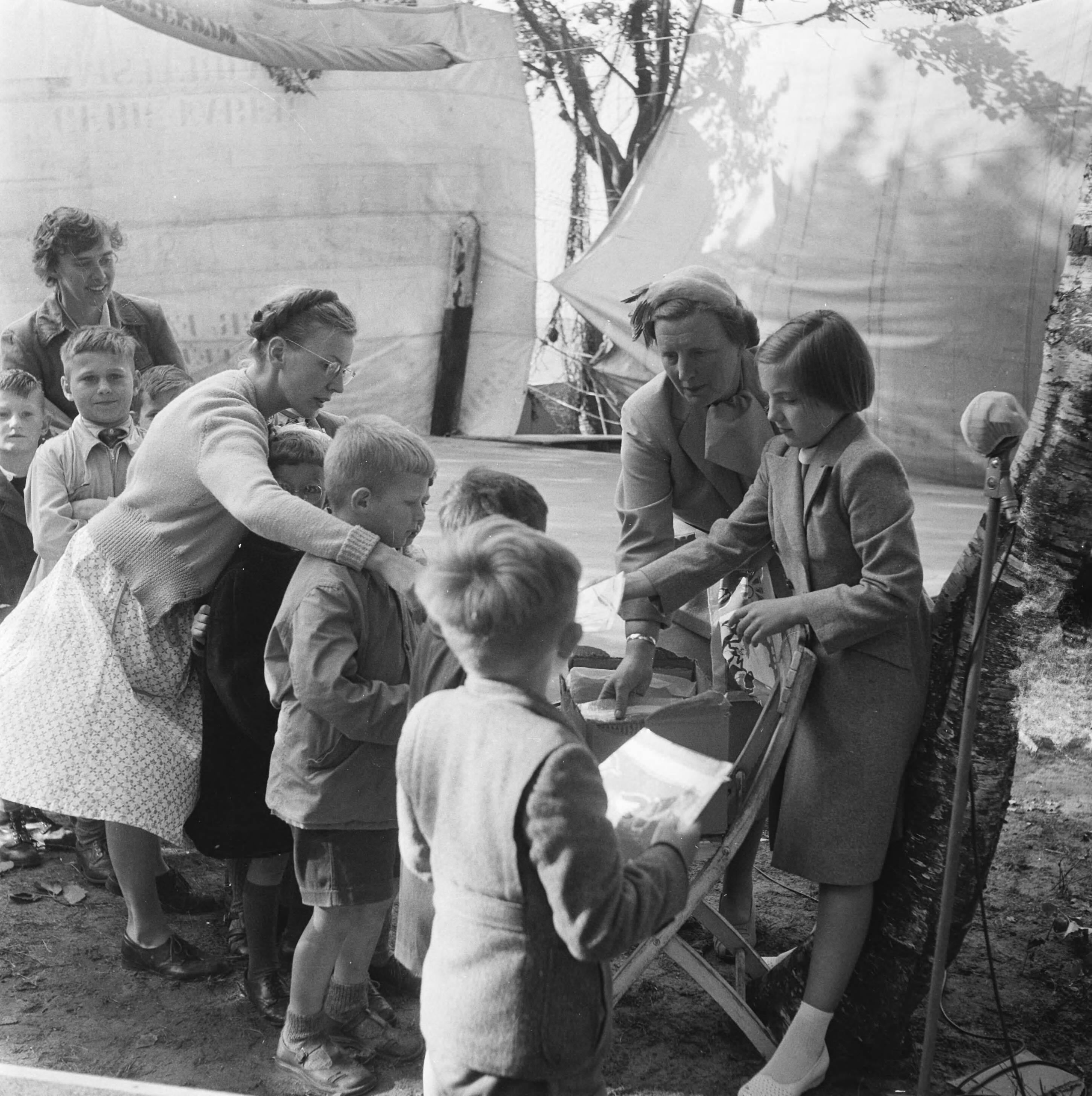 Fotocollectie Anefo — Koningin Juliana en prinses Margriet bezoeken speeltuin "Oud Naarden", geregistreerd door de televisie — Foto: Noske, J.D. / Anefo. Licentie: Set B: Rechtenvrij / Publiek Domein. Bron: Nationaal Archief. http://hdl.handle.net/10648/a923ad32-d0b4-102d-bcf8-003048976d84