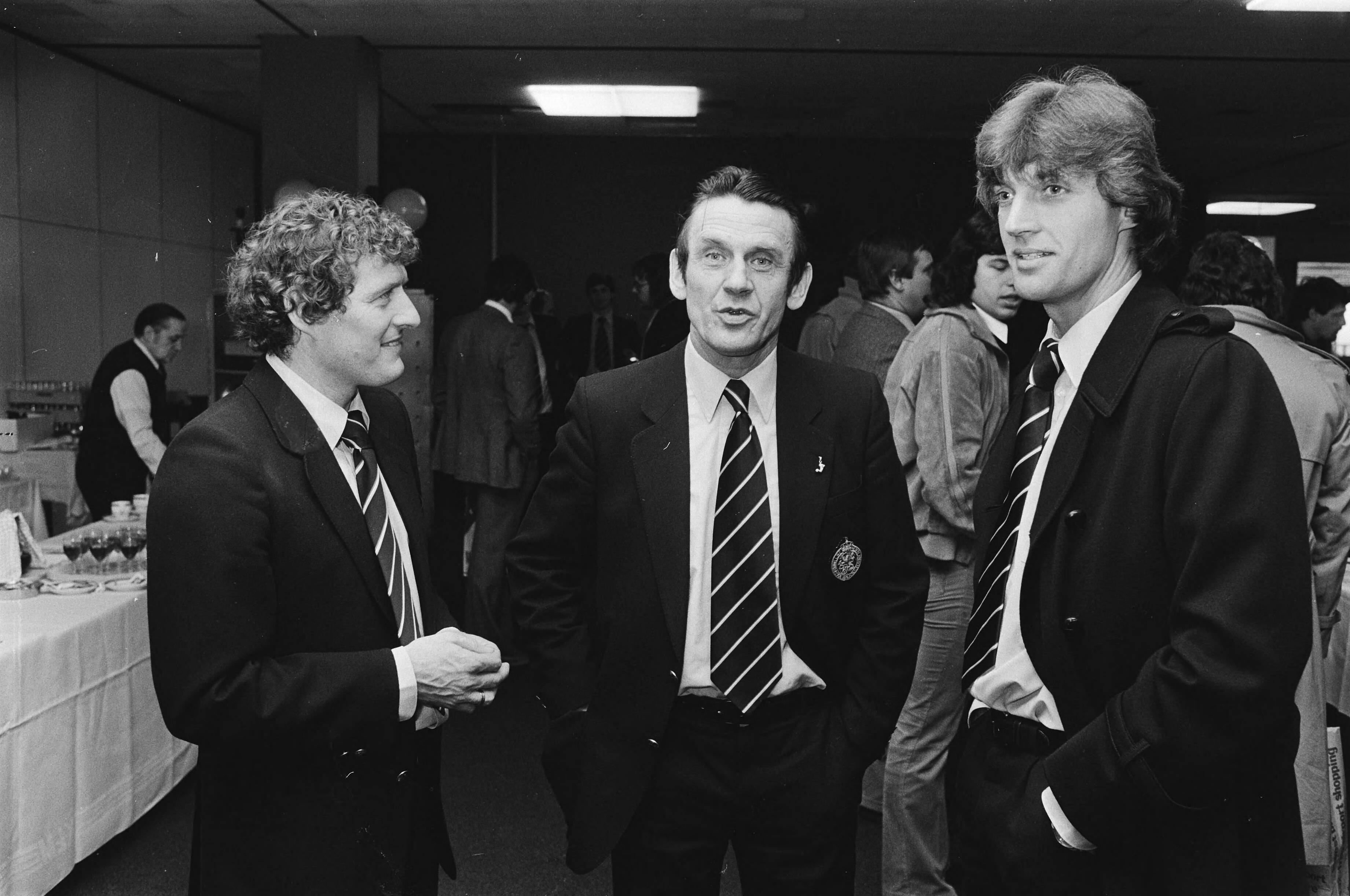 Fotocollectie Anefo — Vertrek Nederlands elftal van Schiphol voor oefeninterlan tegen Spanje; v.l.n.r. Wim Jansen , bondscoach Zwartkruis en Ruud Krol — Foto: Suyk, Koen / Anefo. Licentie: Set B: Rechtenvrij / Publiek Domein. Bron: Nationaal Archief. http://hdl.handle.net/10648/acd86e72-d0b4-102d-bcf8-003048976d84