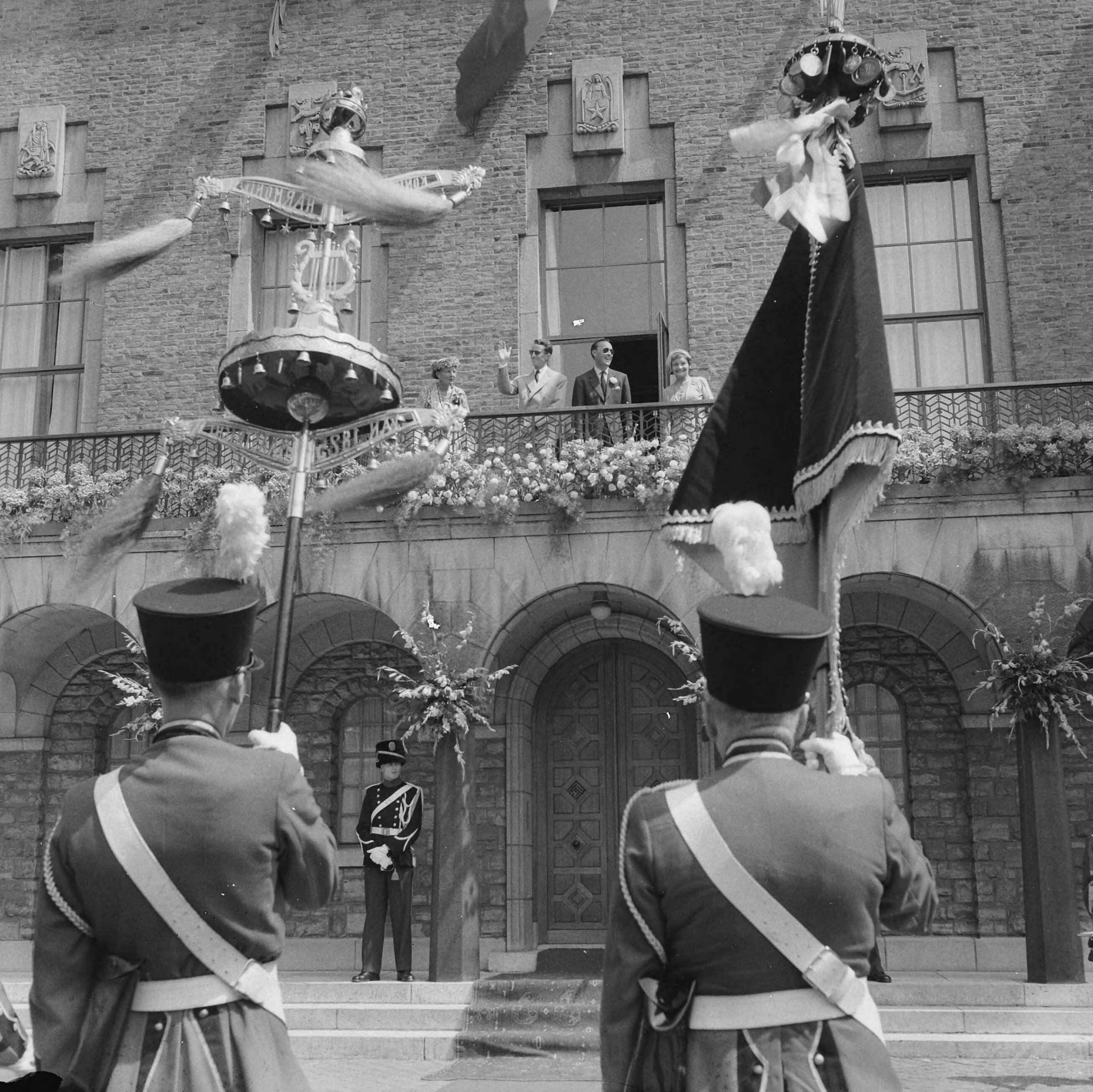 Staatsbezoek koning Boudewijn 1959 — Vierde dag van het bezoek van koning Boudewijn. Het koninklijk gezelschap op het balkon van het Gouvernementshuis te Maastricht — Foto: Noske, J.D. / Anefo. Licentie: Set B: Rechtenvrij / Publiek Domein. Bron: Nationaal Archief. http://hdl.handle.net/10648/a998cf40-d0b4-102d-bcf8-003048976d84