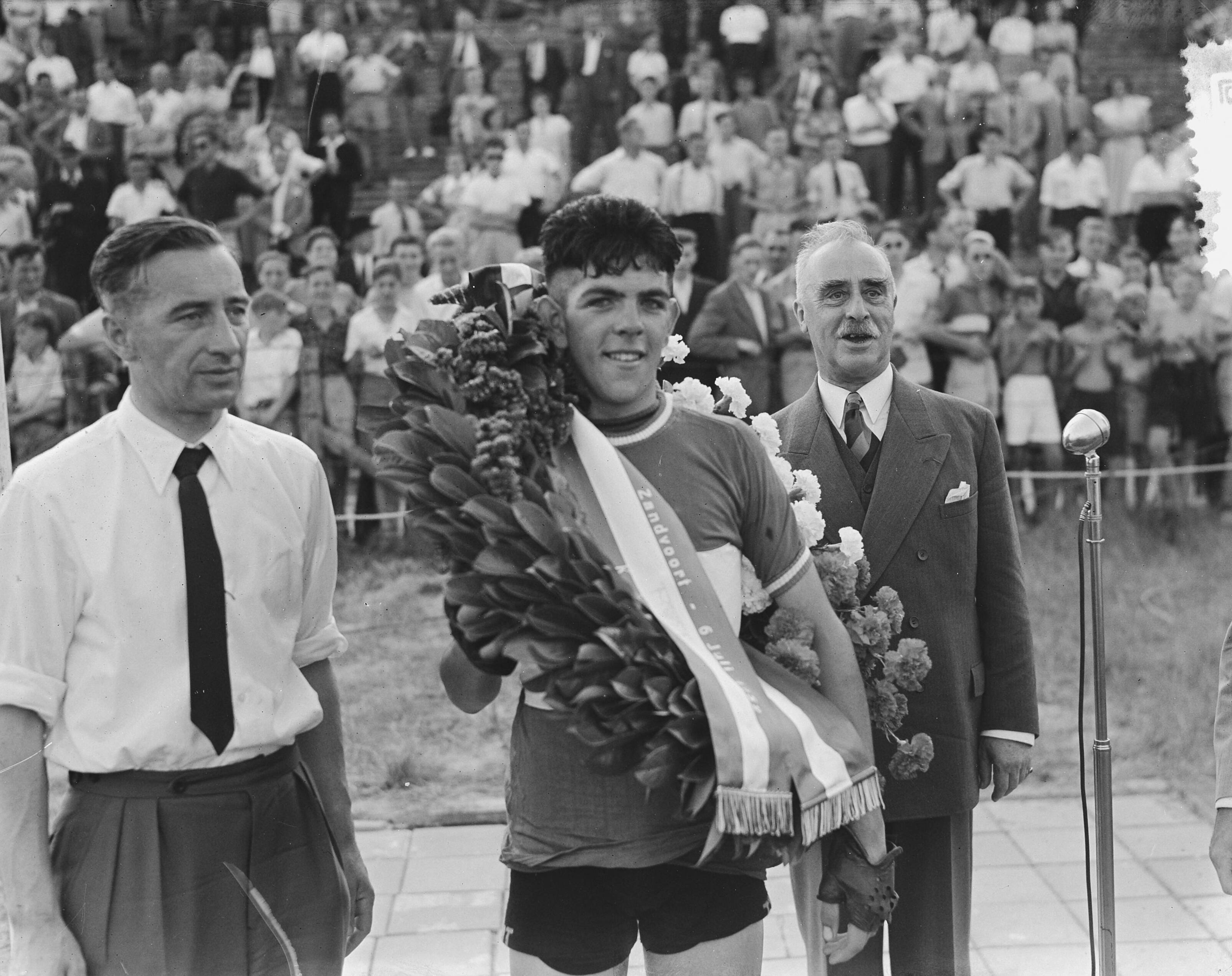 Nederlandse kampioenschap wegwedstrijd wielrennen voor amateurs (1952) — Nederlands kampioenschap wielrennen op de weg voor amateurs op het circuit van Zandvoort. Winnaar Cees Aanraad uit Oud-Gastel wordt gehuldigd — Foto: Noske, J.D. / Anefo. Licentie: Set B: Rechtenvrij / Publiek Domein. Bron: Nationaal Archief. http://hdl.handle.net/10648/a8fc9800-d0b4-102d-bcf8-003048976d84