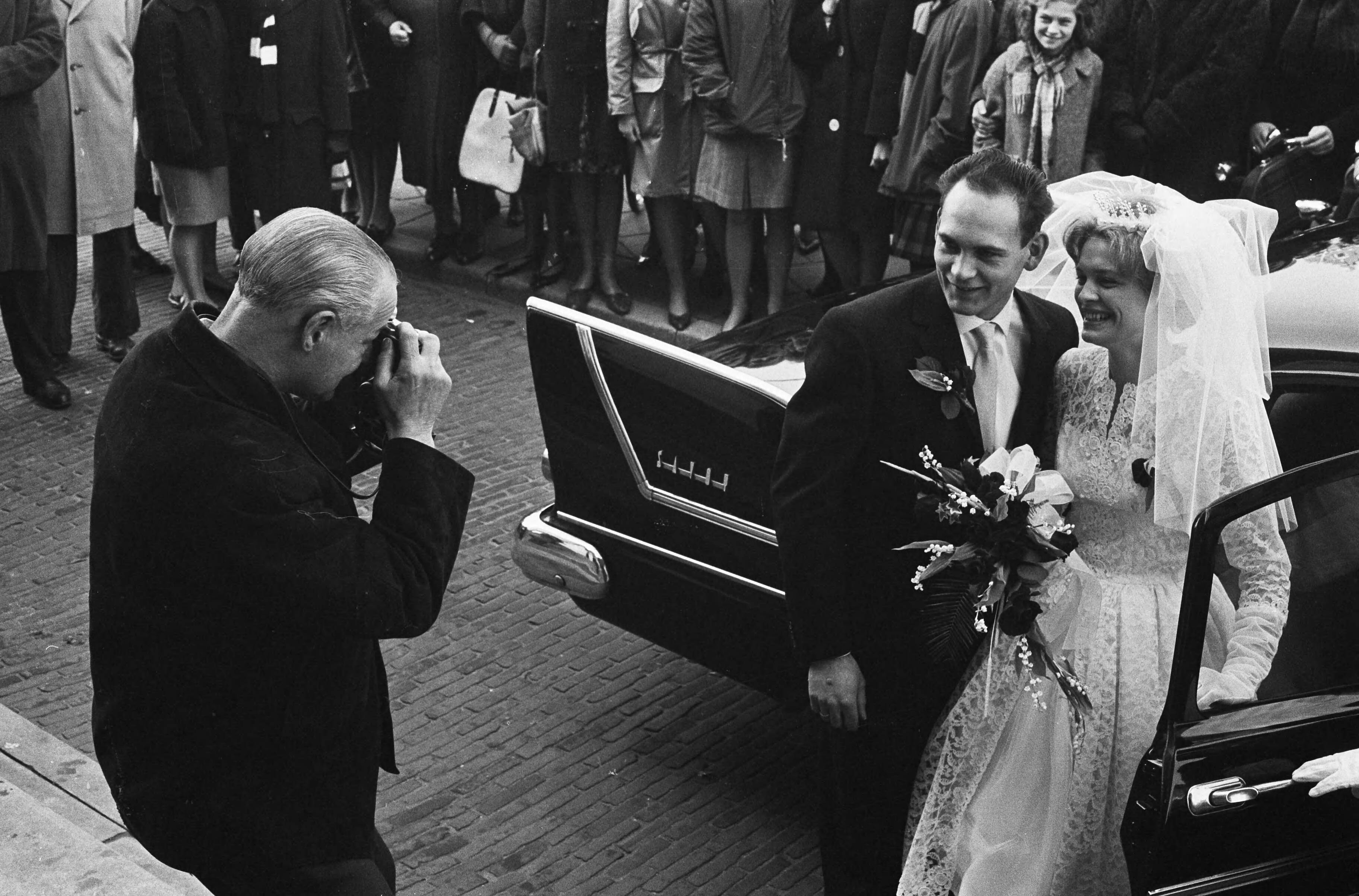 Fotocollectie Anefo — Huwelijksreportage mislukt. Opnieuw trouwen te Zaandam. Fotograaf Dolf Muns aan het werk — Foto: Gelderen, Hugo van / Anefo. Licentie: Set B: Rechtenvrij / Publiek Domein. Bron: Nationaal Archief. http://hdl.handle.net/10648/aa3122c2-d0b4-102d-bcf8-003048976d84