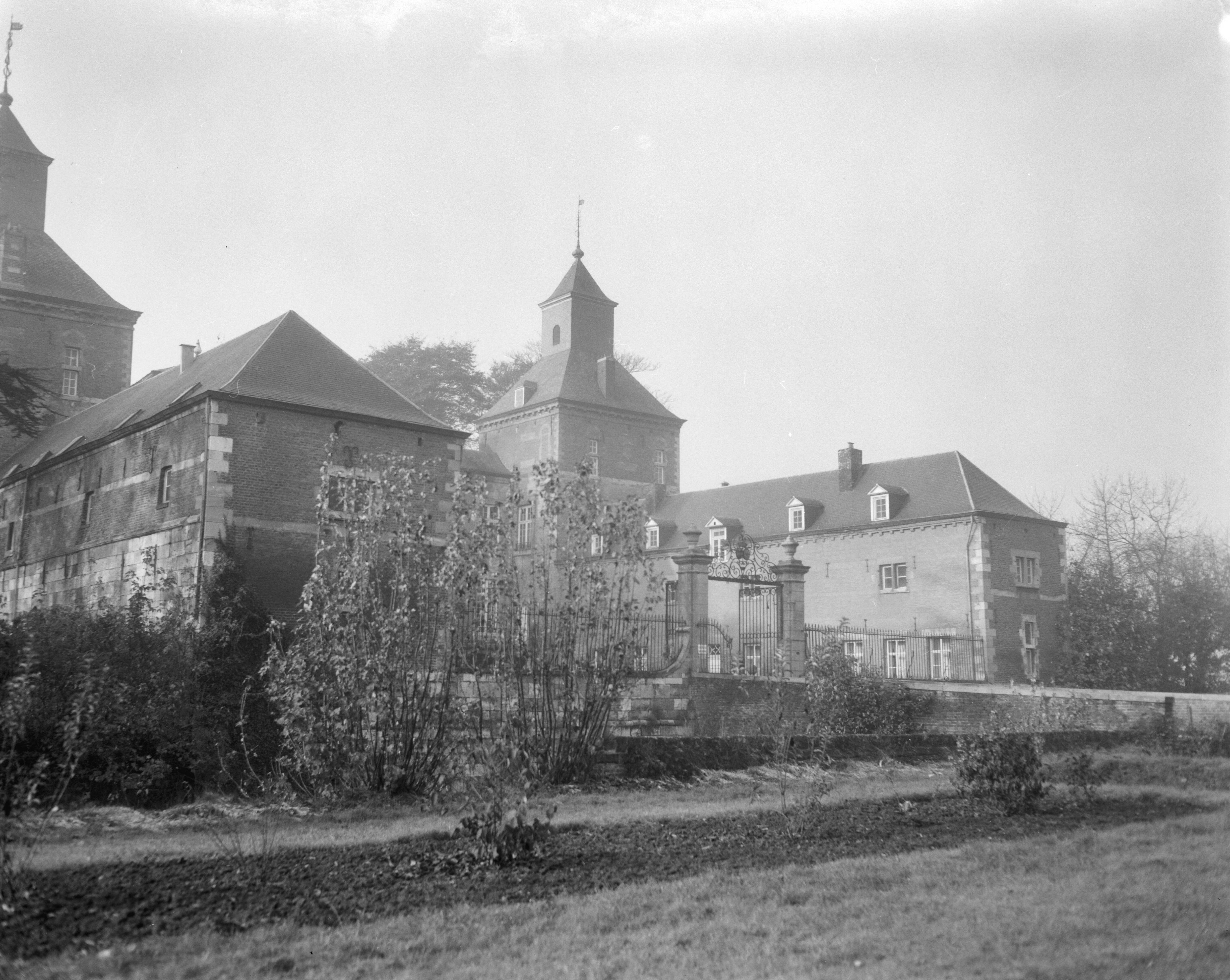 Provo's houden internationaal concilie in kasteel Borgharen te Maastricht — Kasteel Borgharen — Foto: Bilsen, Joop van / Anefo. Licentie: Set B: Rechtenvrij / Publiek Domein. Bron: Nationaal Archief. http://hdl.handle.net/10648/ab04dc84-d0b4-102d-bcf8-003048976d84
