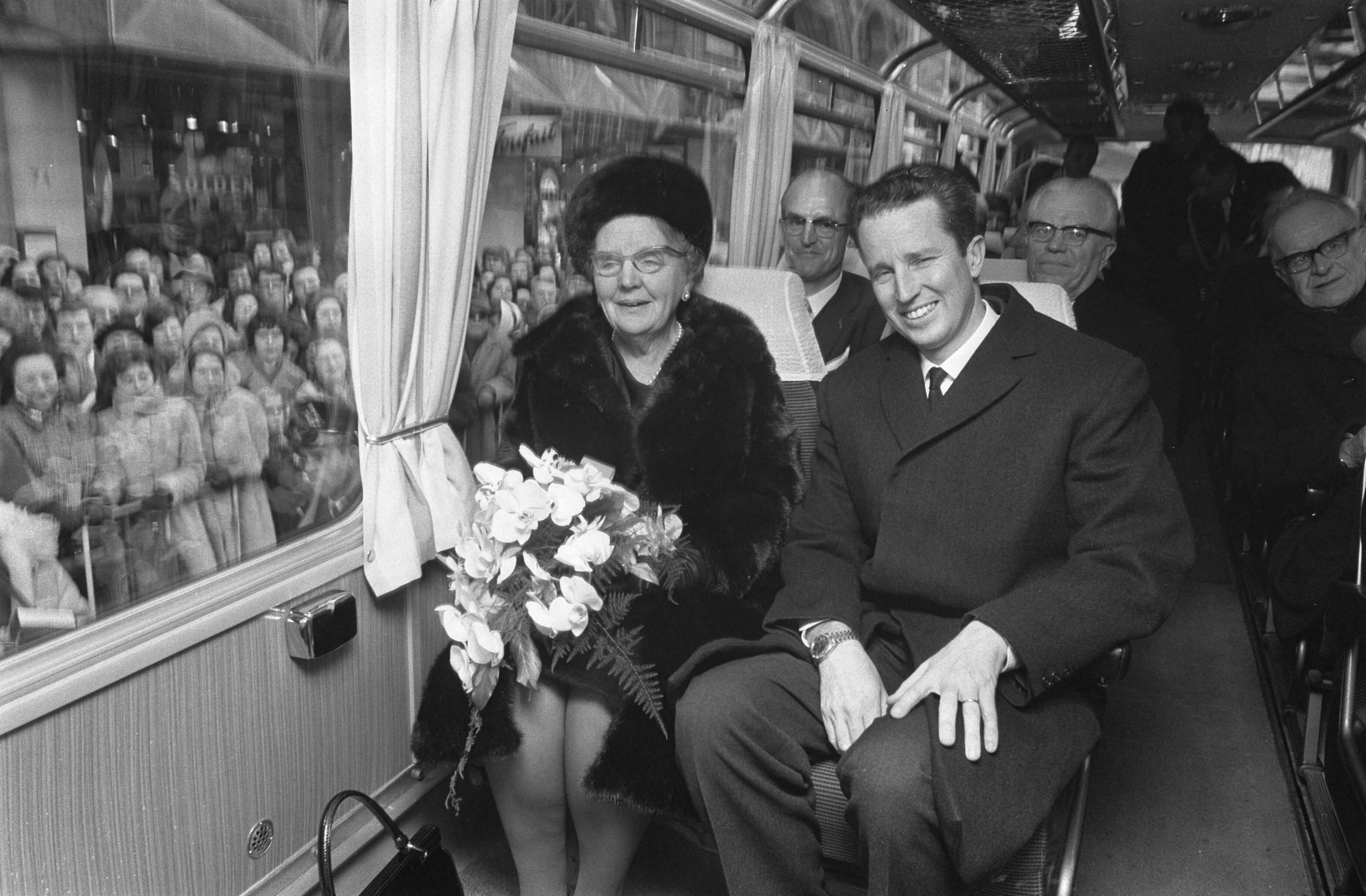 Opening van de E10, de nieuwe snelweg tussen Breda en Antwerpen, door — Noord-Brabant|Antwerpen|Breda|koninginnen |koningen |openingen |autobussen|Boudewijn, koning van België |Juliana, koningin|België — Foto: Fotograaf Onbekend / Anefo. Licentie: Set B: Rechtenvrij / Publiek Domein. Bron: Nationaal Archief. http://hdl.handle.net/10648/abde564e-d0b4-102d-bcf8-003048976d84