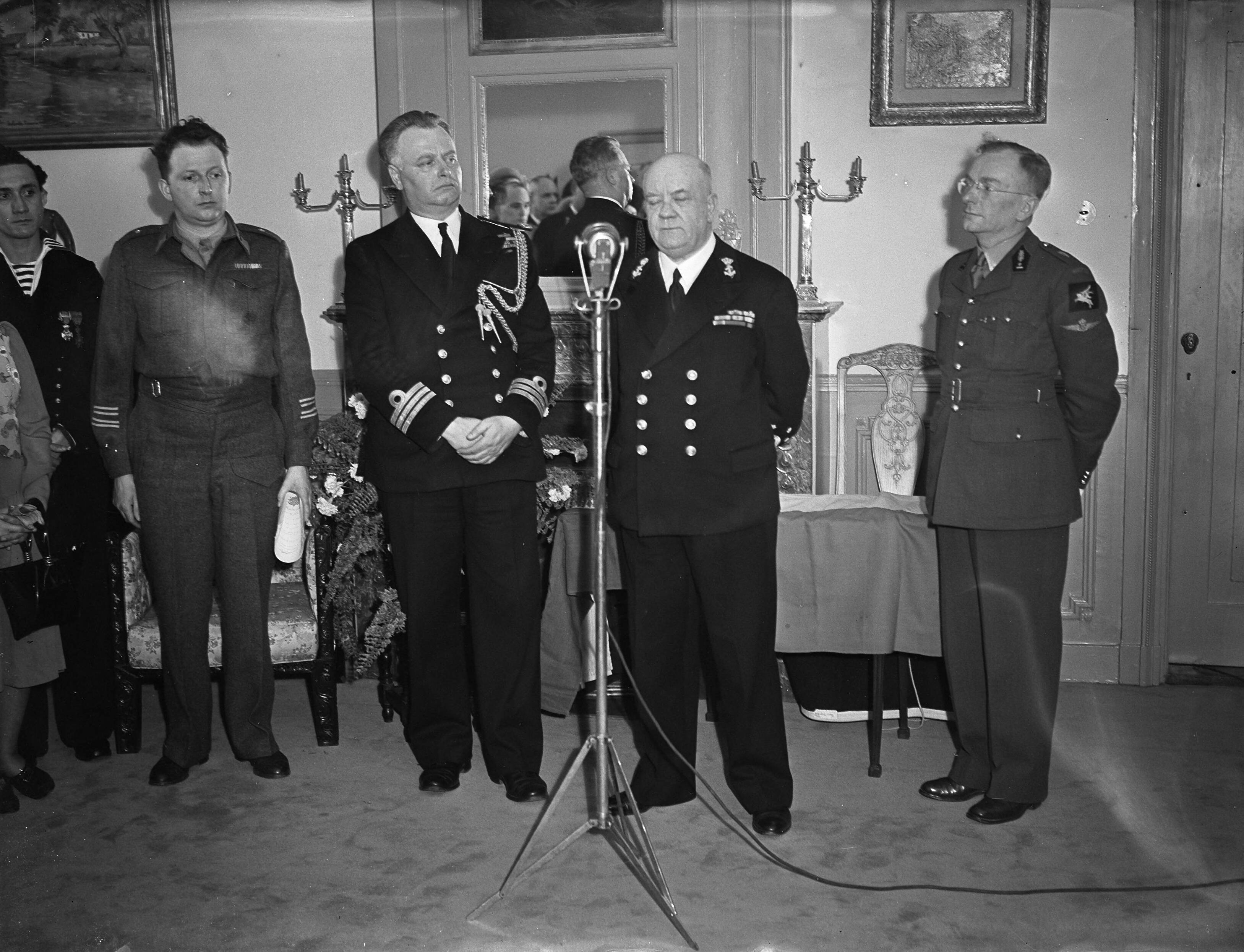 Fotocollectie Anefo — Decoraties uitgereikt in de Belgische ambassade te Den Haag — Foto: Noske, J.D. / Anefo. Licentie: Set B: Rechtenvrij / Publiek Domein. Bron: Nationaal Archief. http://hdl.handle.net/10648/a8b3c3d2-d0b4-102d-bcf8-003048976d84