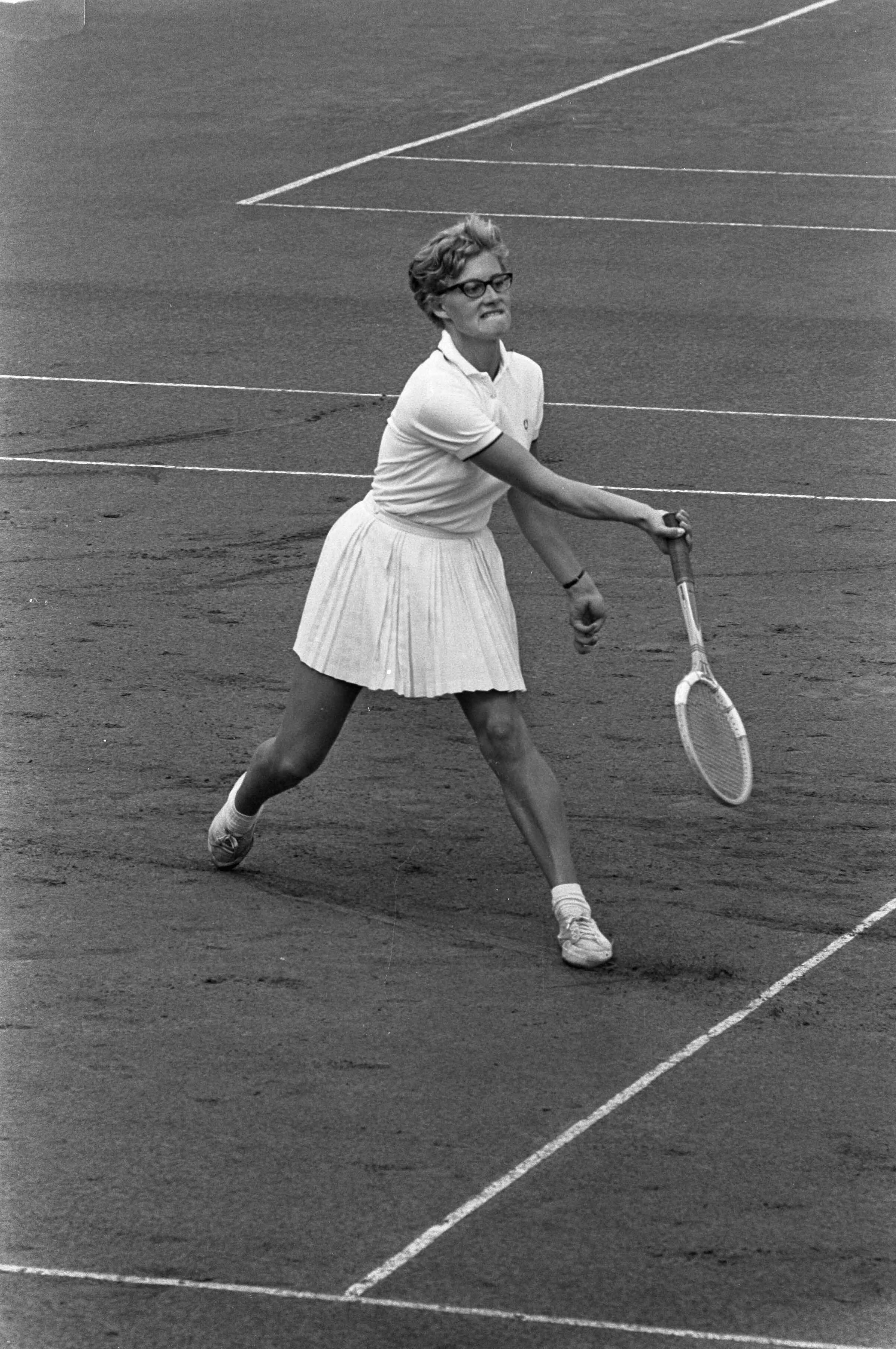 Fotocollectie Anefo — Nederlandse Tenniskampioenschappen Scheveningen. — Foto: Koch, Eric / Anefo. Licentie: Set B: Rechtenvrij / Publiek Domein. Bron: Nationaal Archief. http://hdl.handle.net/10648/ab2309f2-d0b4-102d-bcf8-003048976d84
