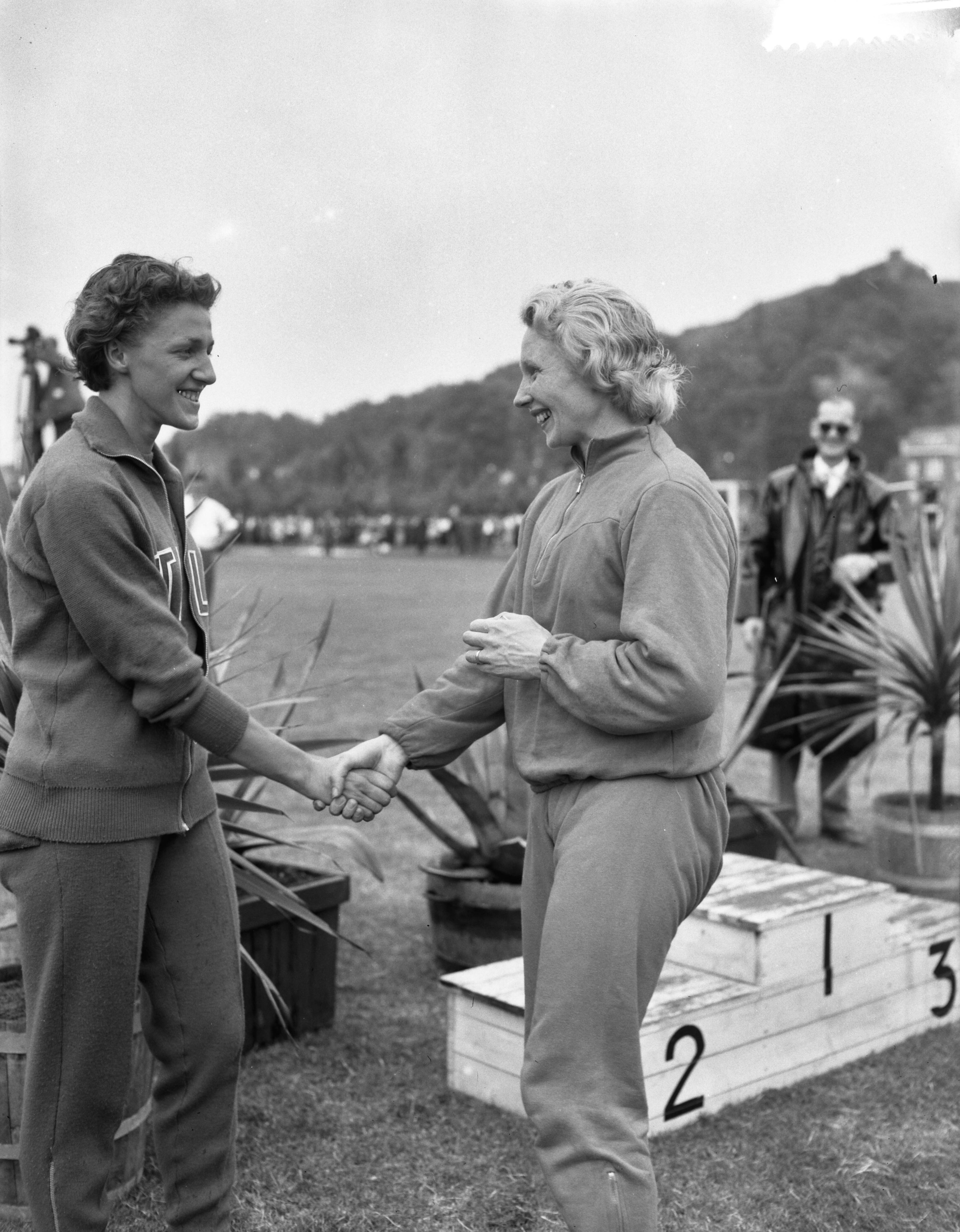 Fotocollectie Anefo — Atletiekwedstrijden dames Nederland tegen Italië te Maastricht. Ine Ter Laak-Spijk (rechts) schudt de hand van een Italiaanse atlete — Foto: Rossem, Wim van / Anefo. Licentie: Set B: Rechtenvrij / Publiek Domein. Bron: Nationaal Archief. http://hdl.handle.net/10648/a996e310-d0b4-102d-bcf8-003048976d84