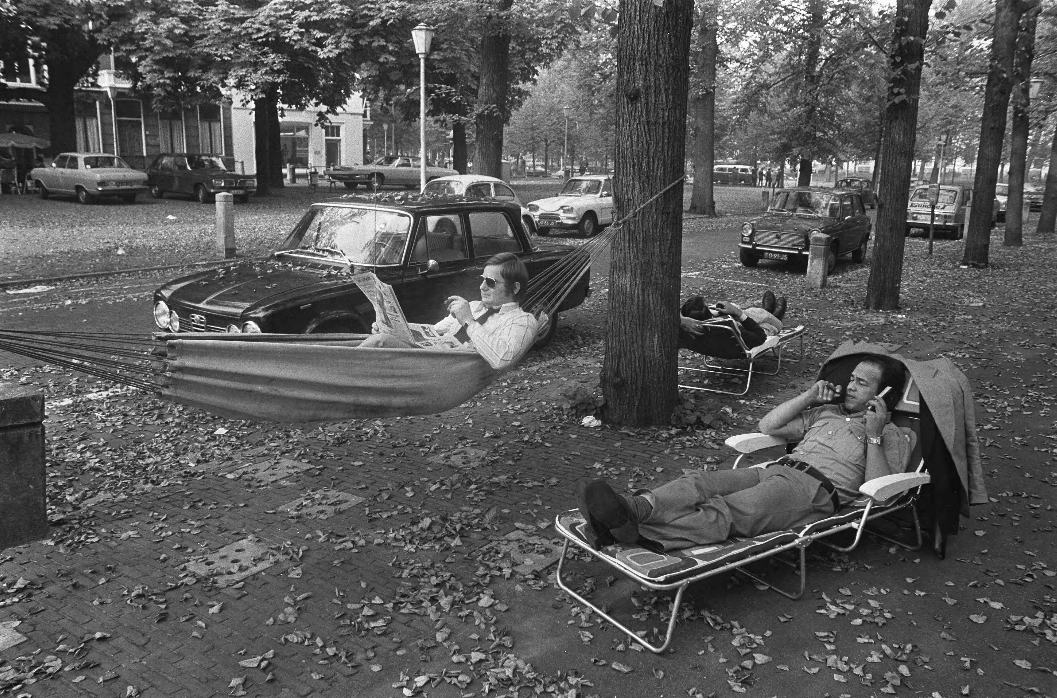 Fotocollectie Anefo — Gijzeling in Den Haag ; journalisten rusten uit, een er in hangmat — Foto: Mieremet, Rob / Anefo. Licentie: Set B: Rechtenvrij / Publiek Domein. Bron: Nationaal Archief. http://hdl.handle.net/10648/ac555e88-d0b4-102d-bcf8-003048976d84