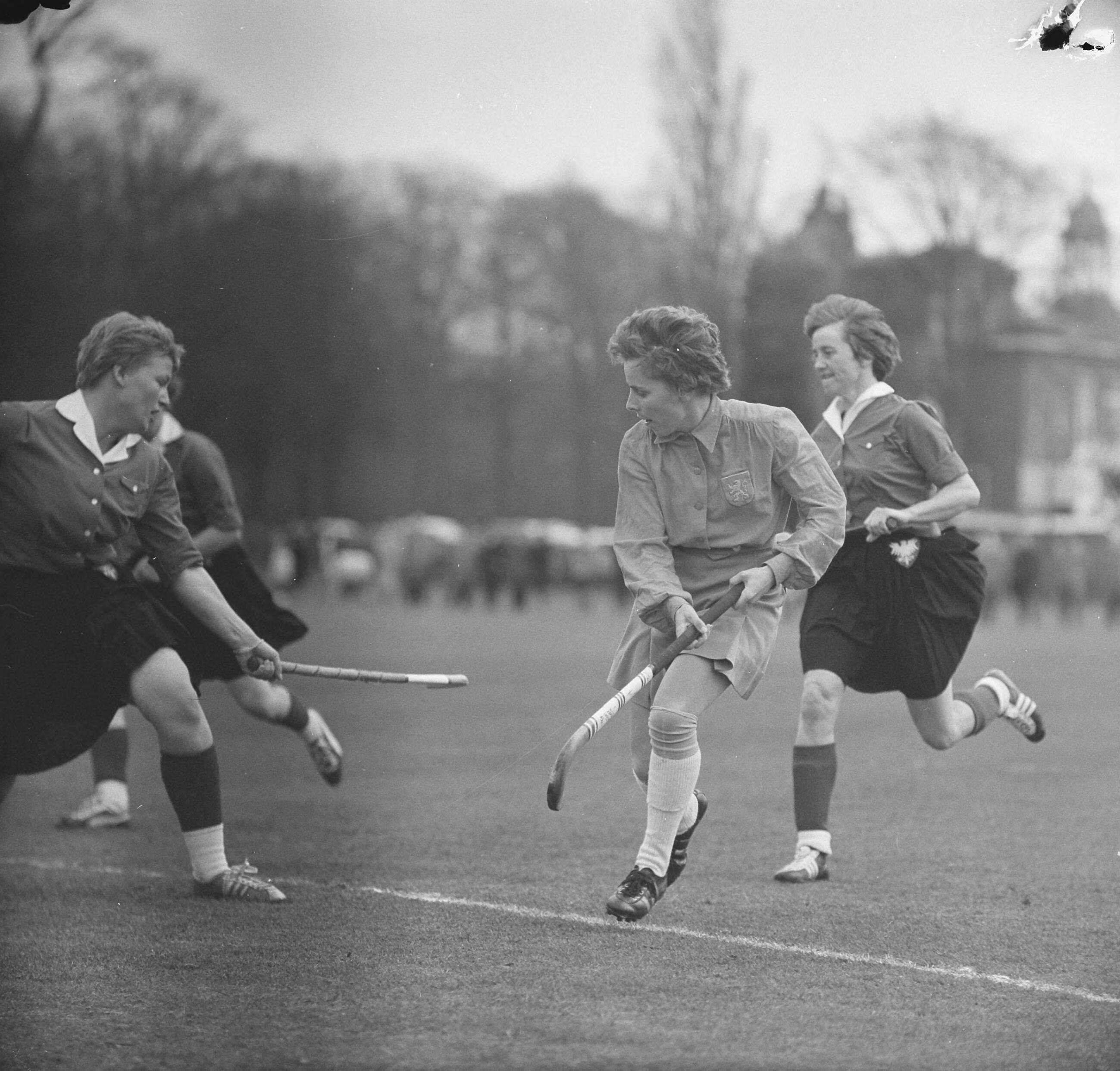 Fotocollectie Anefo — Hockey. Interland dames Nederland tegen West-Duitsland 1-1 — Foto: Nijs, Jac. de / Anefo. Licentie: Set B: Rechtenvrij / Publiek Domein. Bron: Nationaal Archief. http://hdl.handle.net/10648/aa045d78-d0b4-102d-bcf8-003048976d84