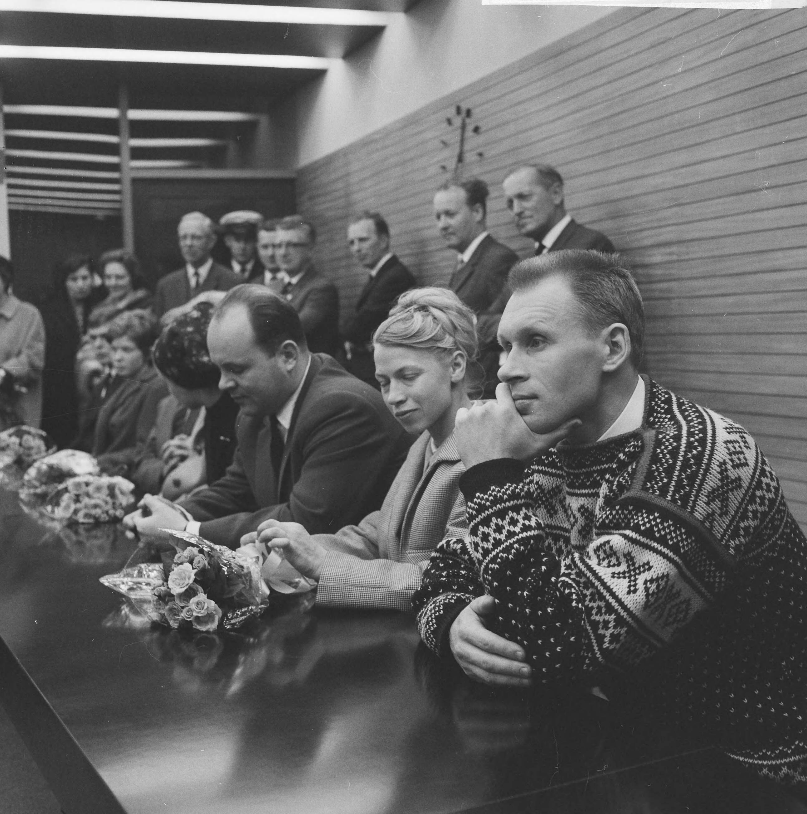 Aankomst van ijssterren (AVRO-ijsshow) op Schiphol — Russisch schaatspaar Oleg Protopopov en Ludmilla Belousova tijdens een persconferentie — Foto: Kroon, Ron / Anefo. Licentie: Set B: Rechtenvrij / Publiek Domein. Bron: Nationaal Archief. http://hdl.handle.net/10648/aaca5b54-d0b4-102d-bcf8-003048976d84