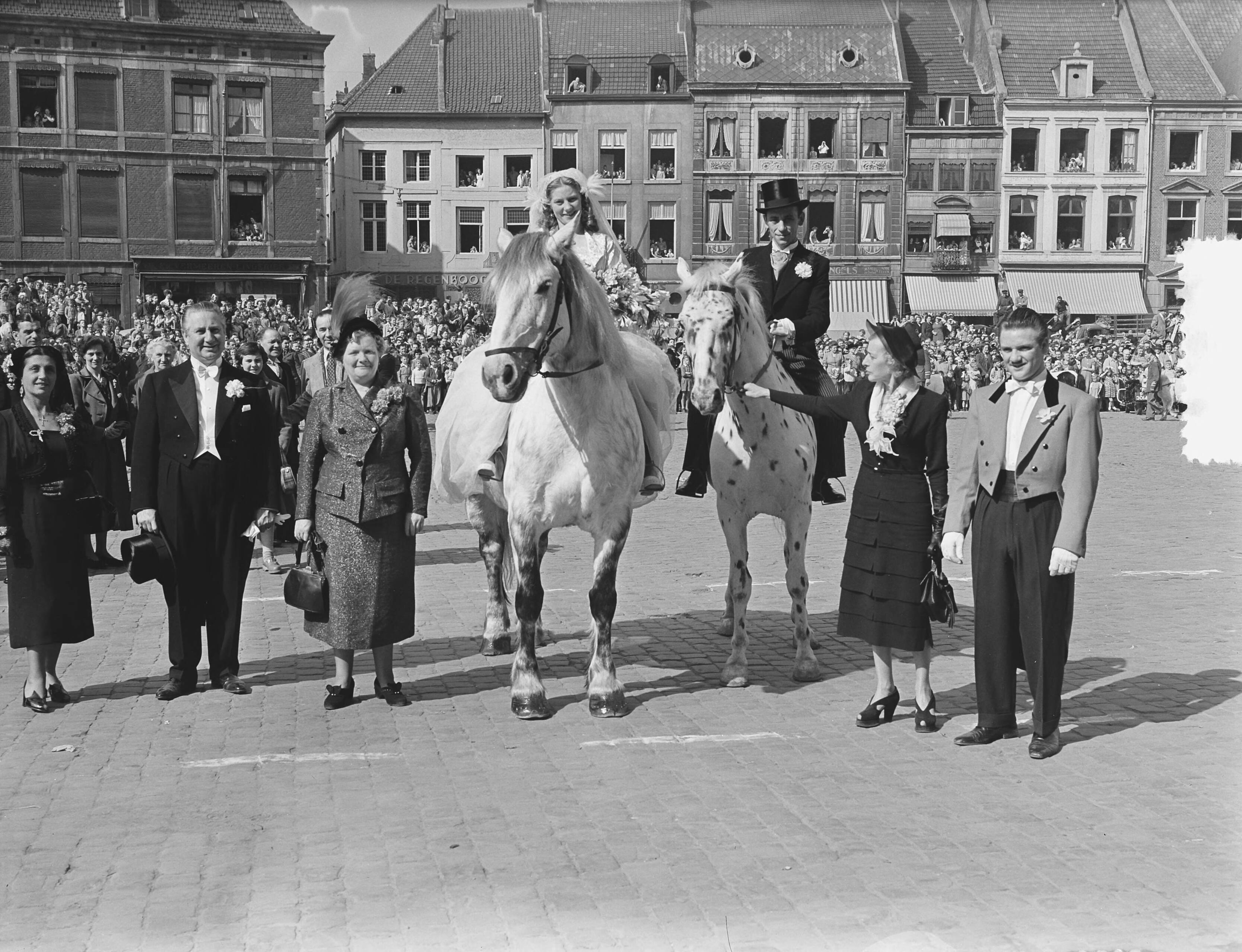 Fotocollectie Anefo — Circus-huwelijk te Maastricht, José Mullens werd de vrouw van Henry Strassburger. — Foto: Pot, Harry / Anefo. Licentie: Set B: Rechtenvrij / Publiek Domein. Bron: Nationaal Archief. http://hdl.handle.net/10648/a8f819ba-d0b4-102d-bcf8-003048976d84