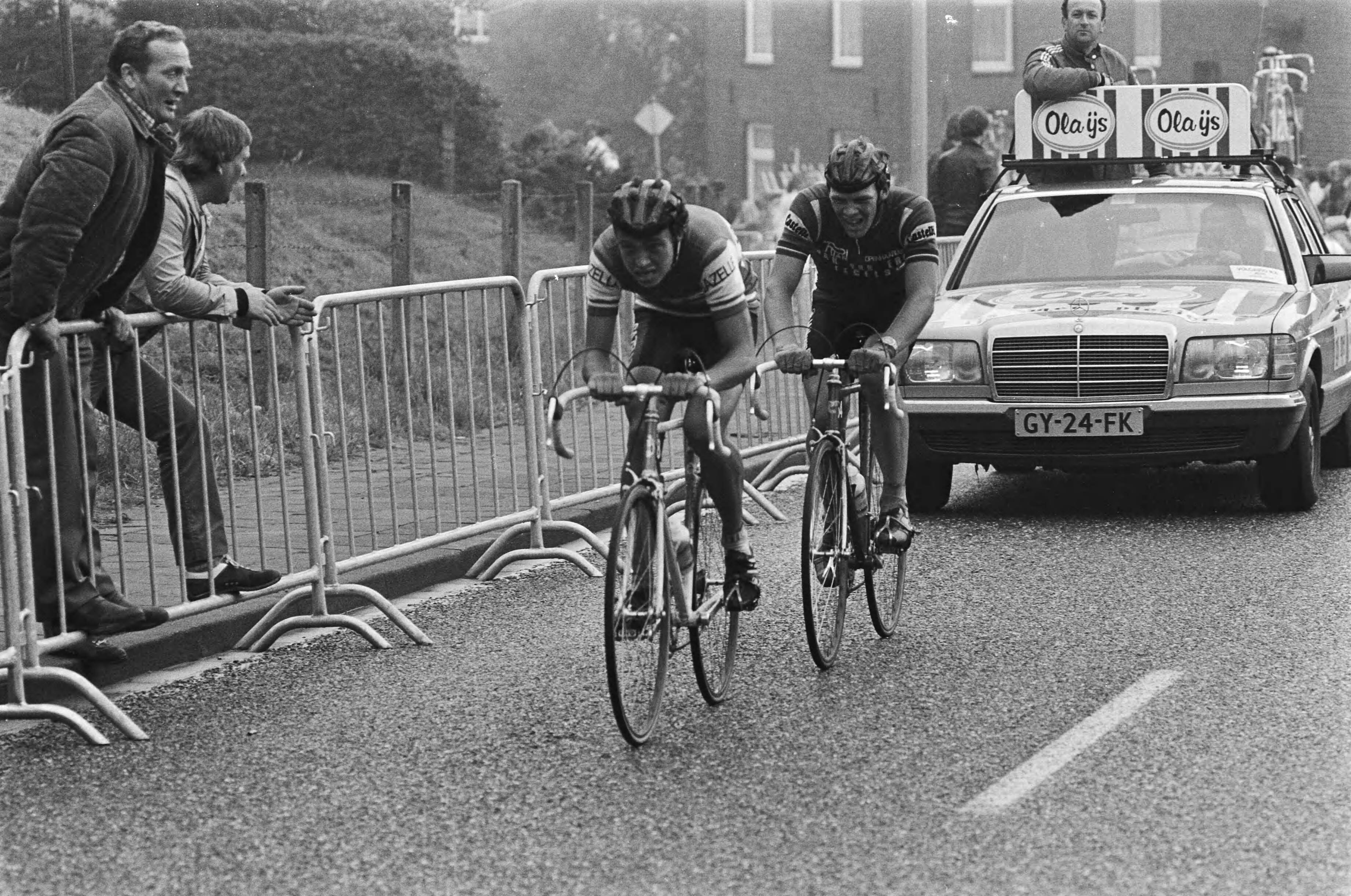 Fotocollectie Anefo — NK wielrennen op de weg te Geulle (amateurs en dames); een kopgroepje van twee man, Ad van de Poel (l) die tweede zou worden na René Koppert (r) — Foto: Dijk, Hans van / Anefo. Licentie: Set B: Rechtenvrij / Publiek Domein. Bron: Nationaal Archief. http://hdl.handle.net/10648/acfe8328-d0b4-102d-bcf8-003048976d84