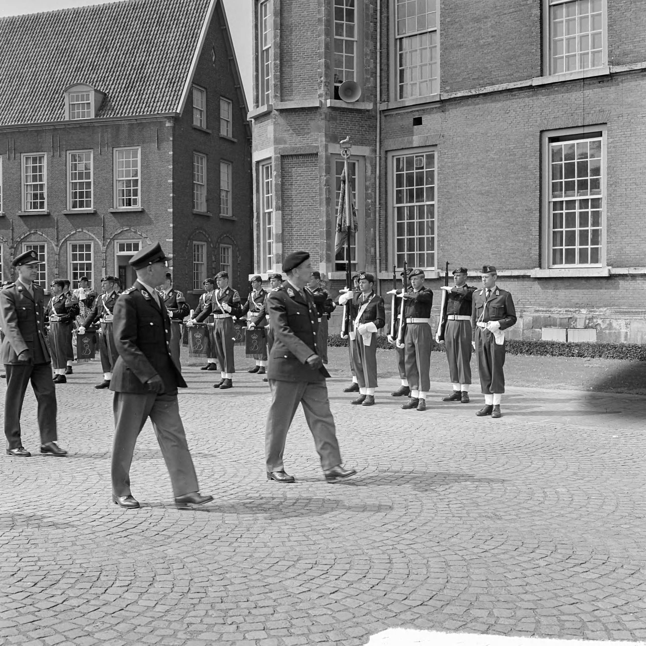 Fotocollectie Anefo — Commando-overdracht K.M.A. te Breda. Inspectie. Links de nieuwe gouverneur, luitenant-generaal A.V. van den Wall Bake, rechts de scheidende commandant, generaal-majoor W.C.H. van Reede — Foto: Koch, Eric / Anefo. Licentie: Set B: Rechtenvrij / Publiek Domein. Bron: Nationaal Archief. http://hdl.handle.net/10648/aa721174-d0b4-102d-bcf8-003048976d84