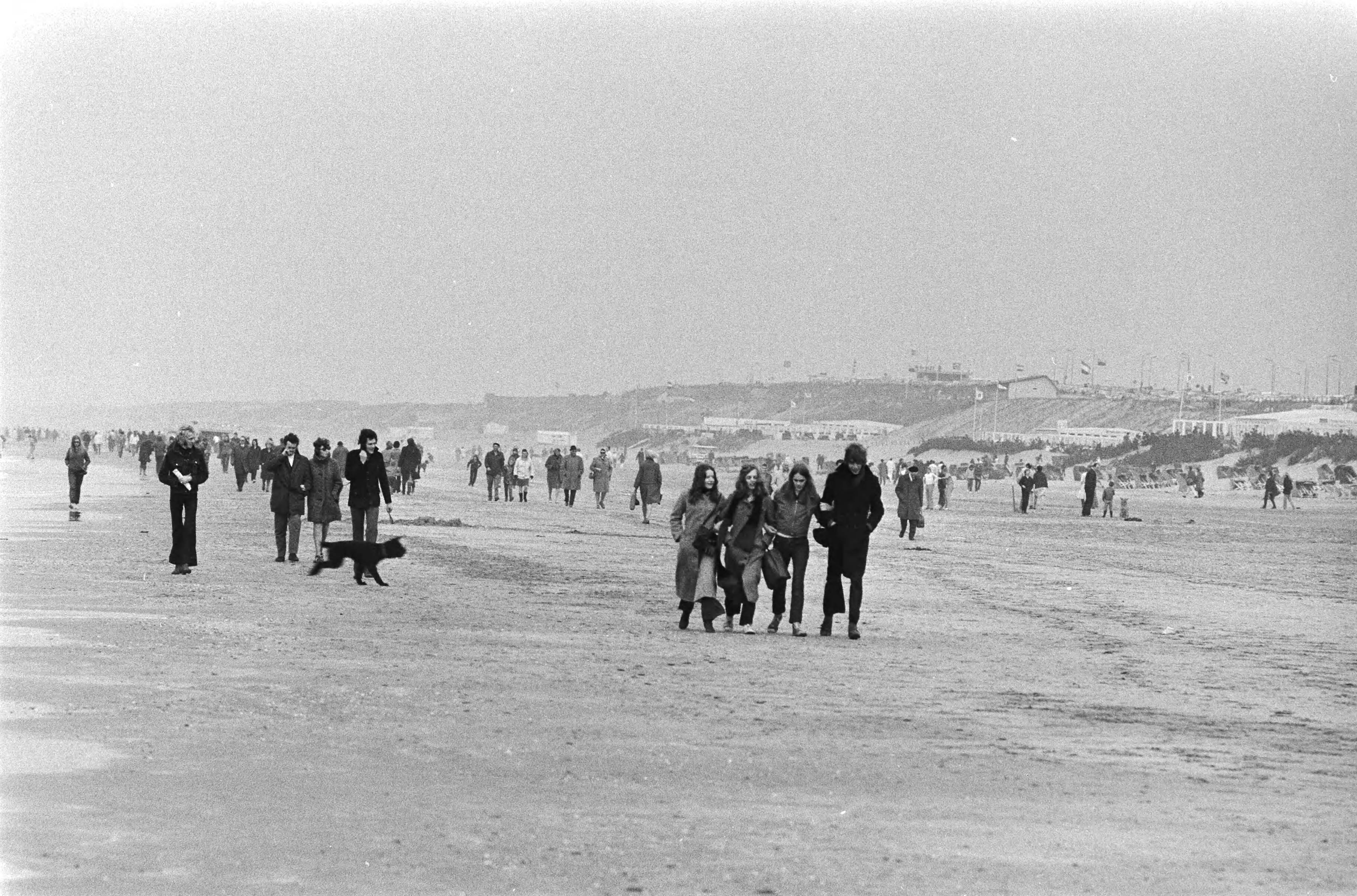 Zandvoort — Wandelaars op het strand — Foto: Fotograaf Onbekend / Anefo. Licentie: Set B: Rechtenvrij / Publiek Domein. Bron: Nationaal Archief. http://hdl.handle.net/10648/abbaf118-d0b4-102d-bcf8-003048976d84