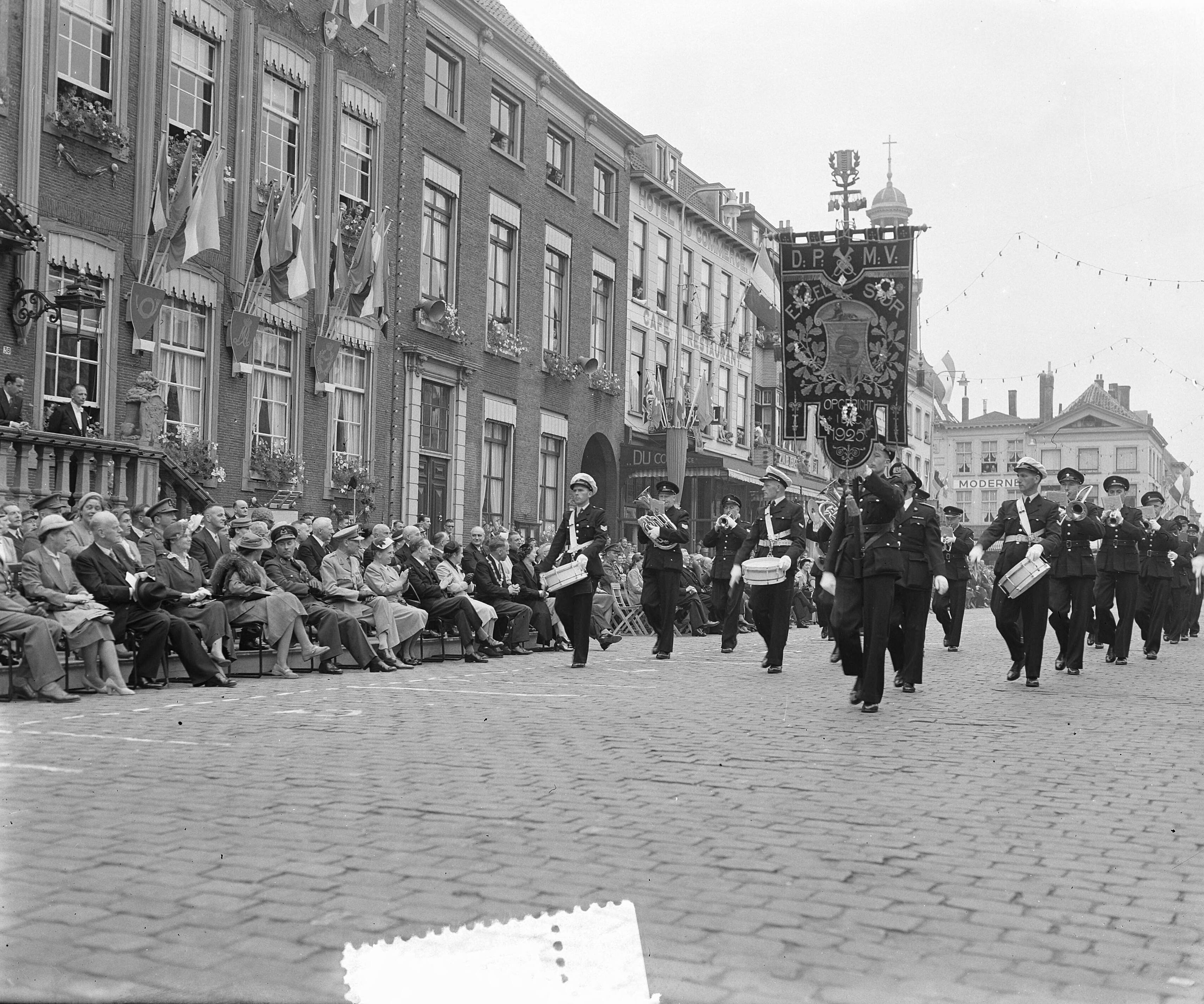 Opening feesten KMA Breda 125 jaar — Foto: Duinen, H. van / Anefo. — Licentie: Set B: Rechtenvrij / Publiek Domein. Bron: Nationaal Archief. http://hdl.handle.net/10648/a90fade6-d0b4-102d-bcf8-003048976d84