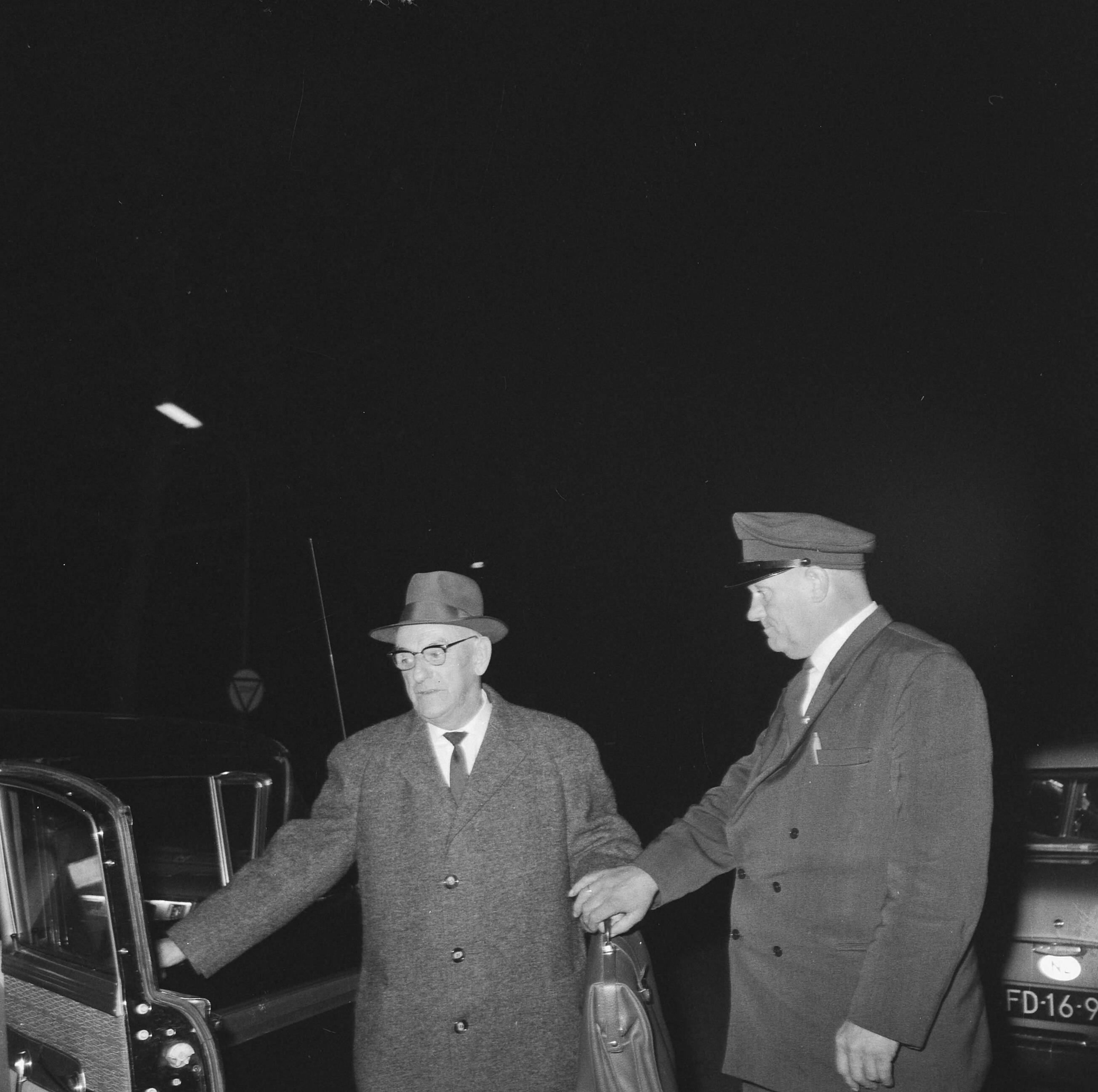Fotocollectie Anefo — In de AVRO-studio te Hilversum werd een Algemene Bestuursvergadering van de AVRO gehouden — Foto: Nijs, Jac. de / Anefo. Licentie: Set B: Rechtenvrij / Publiek Domein. Bron: Nationaal Archief. http://hdl.handle.net/10648/aa1e05b6-d0b4-102d-bcf8-003048976d84