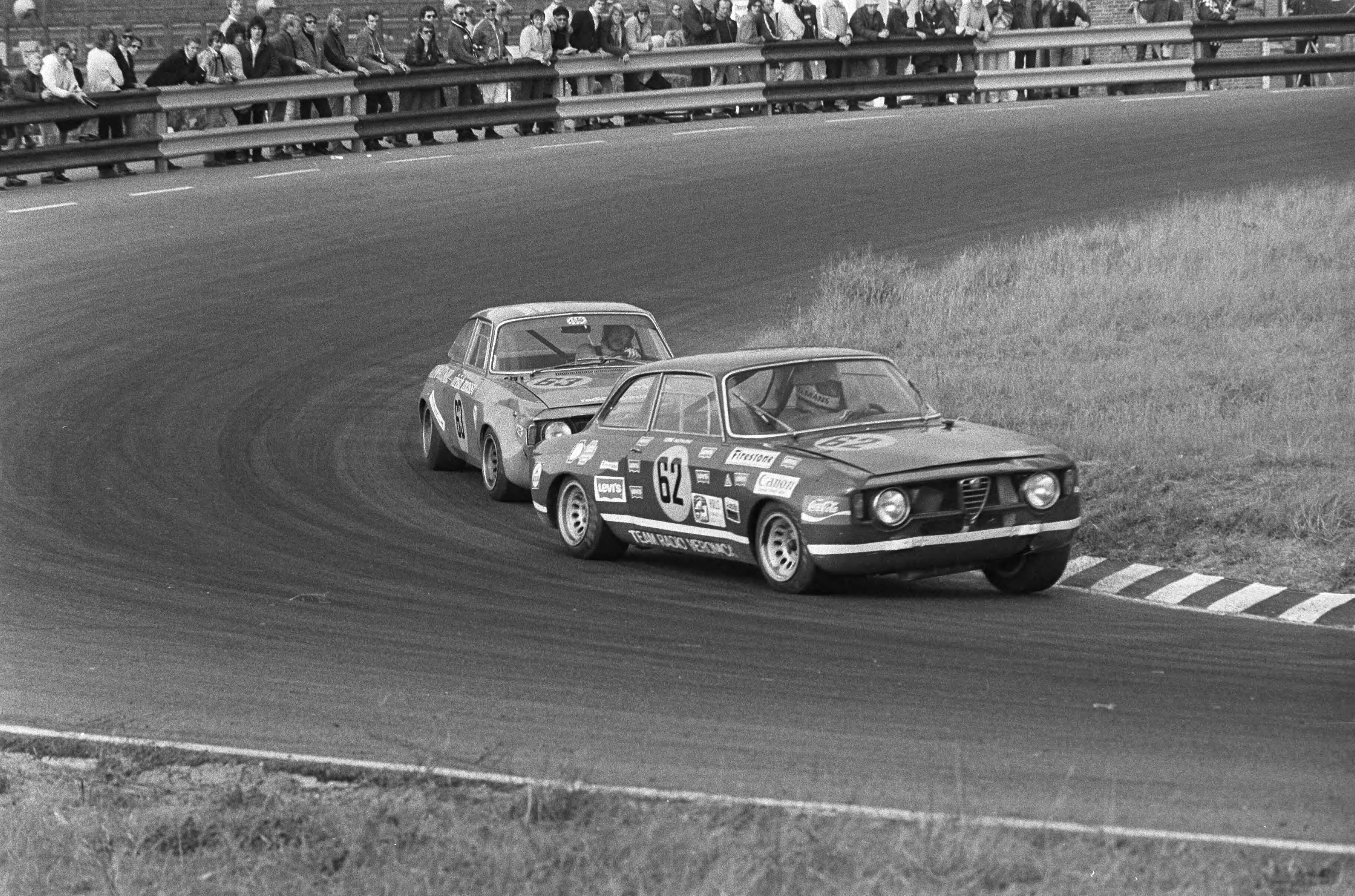 Fotocollectie Anefo — Autoraces Zandvoort — Foto: Mieremet, Rob / Anefo. Licentie: Set B: Rechtenvrij / Publiek Domein. Bron: Nationaal Archief. http://hdl.handle.net/10648/abd2c608-d0b4-102d-bcf8-003048976d84