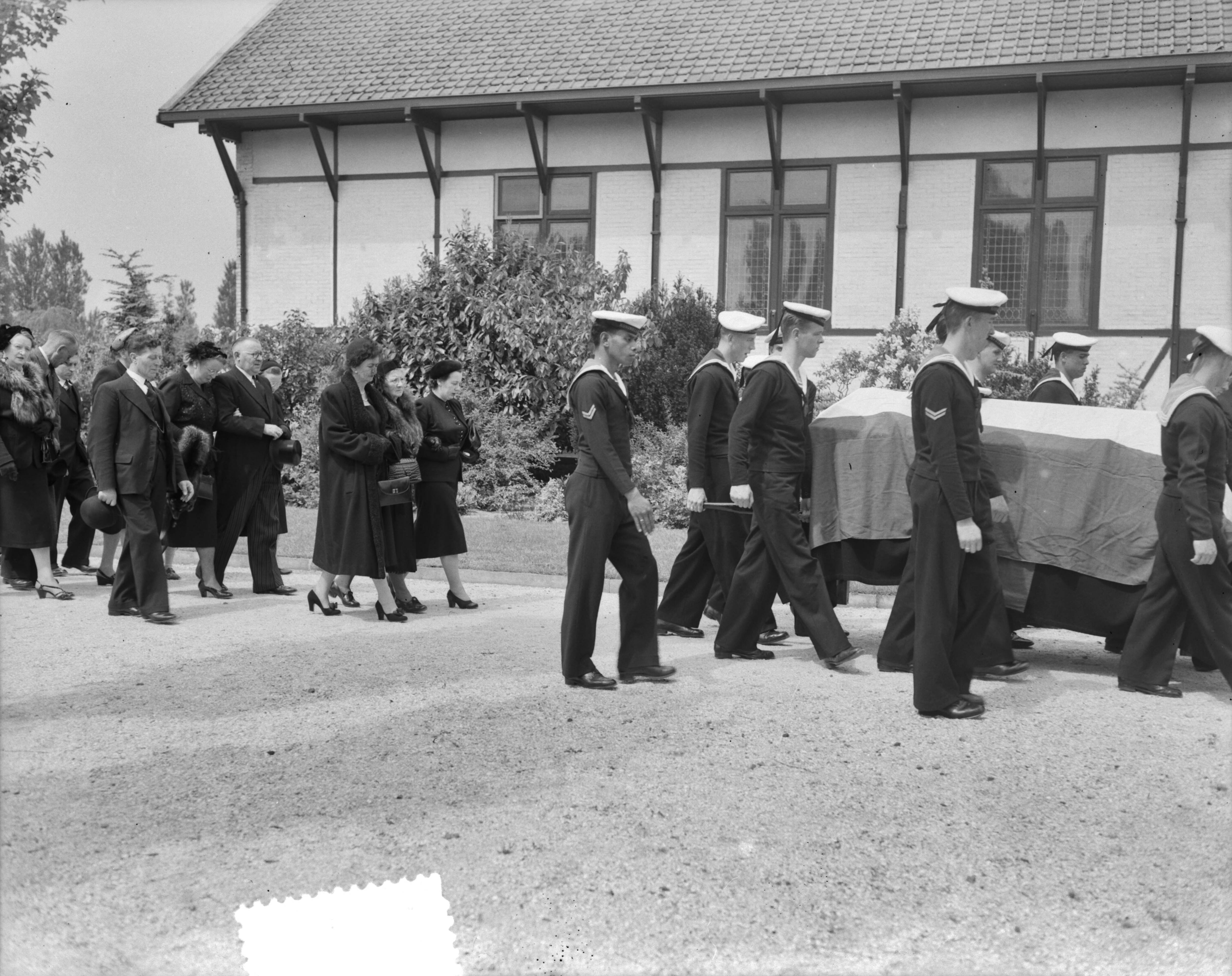 Fotocollectie Anefo — Marinebegrafenis in Den Haag — Foto: Duinen, G.W. van / Anefo. Licentie: Set B: Rechtenvrij / Publiek Domein. Bron: Nationaal Archief. http://hdl.handle.net/10648/a90c7f9a-d0b4-102d-bcf8-003048976d84