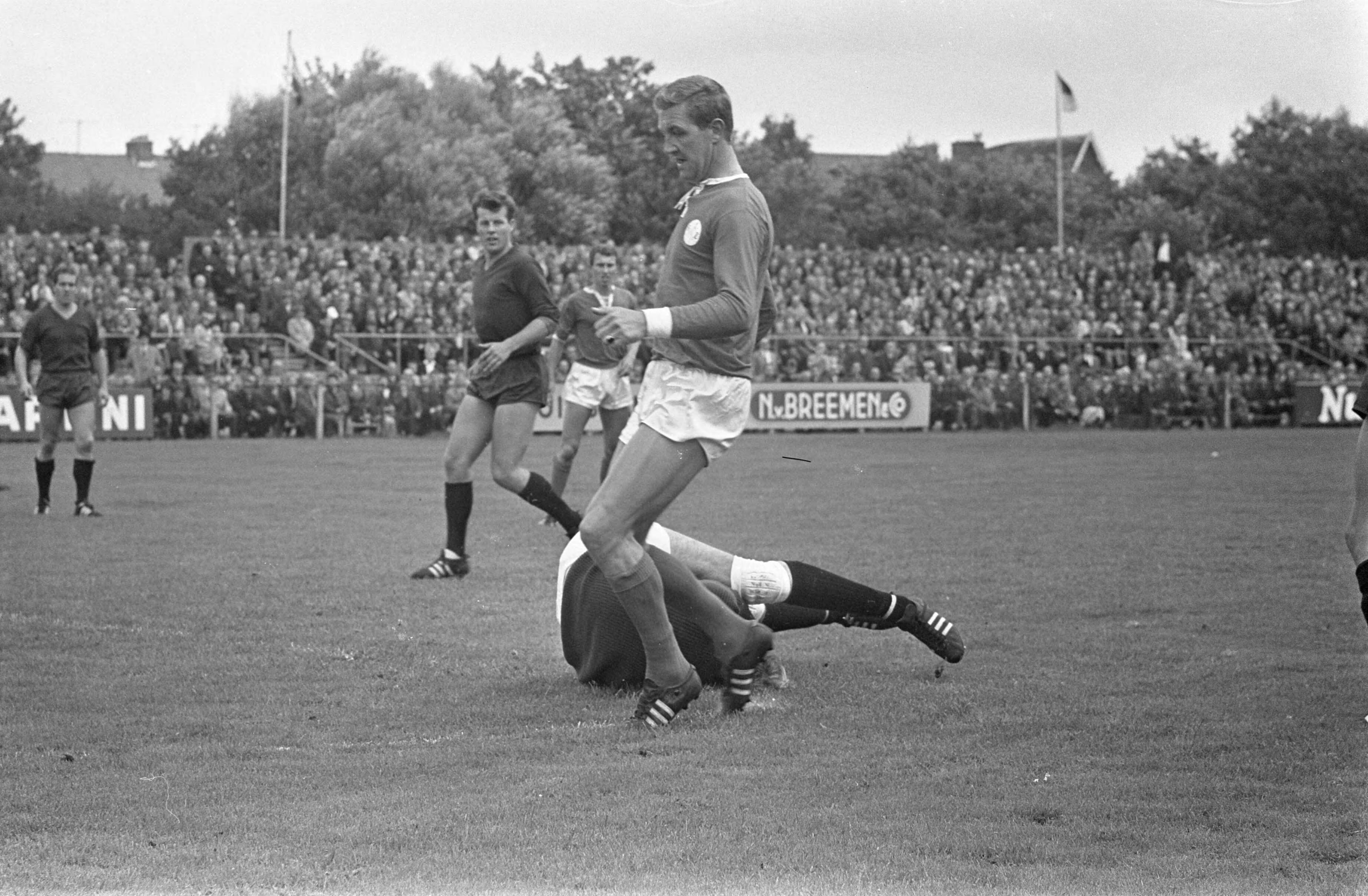 Fotocollectie Anefo — Haarlem tegen Zaanstreek, spelmomenten — Foto: Gelderen, Hugo van / Anefo. Licentie: Set B: Rechtenvrij / Publiek Domein. Bron: Nationaal Archief. http://hdl.handle.net/10648/aa770206-d0b4-102d-bcf8-003048976d84