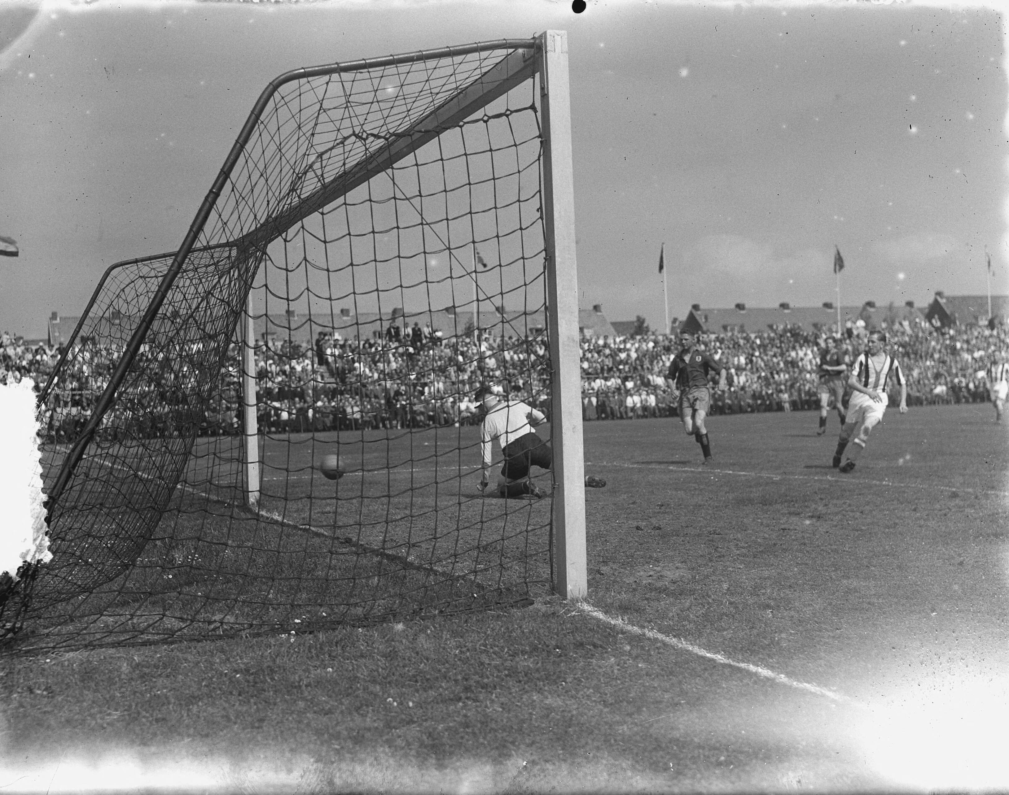Fotocollectie Anefo — Voetbal. Nederlands kampioenschap. Haarlem-Willem II 2-3. Doelpunt van Willem II — Foto: Behrens, Herbert F. / Anefo. Licentie: Set B: Rechtenvrij / Publiek Domein. Bron: Nationaal Archief. http://hdl.handle.net/10648/a8fa0234-d0b4-102d-bcf8-003048976d84