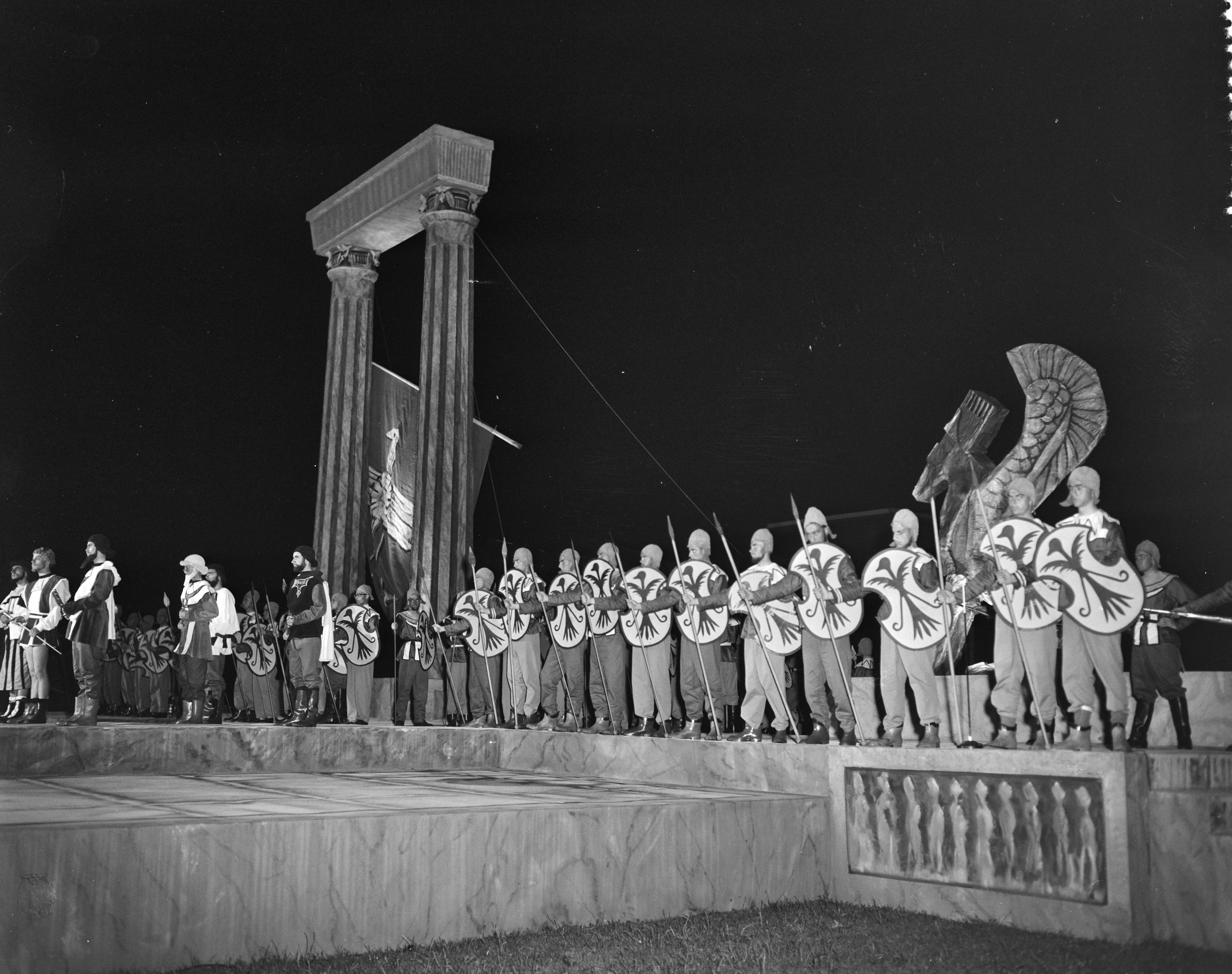 Lustrum USC Utrecht (1956) — Generale repetitie het lustrumspel "Xerxes" van het USC — Foto: Bilsen, Joop van / Anefo. Licentie: Set B: Rechtenvrij / Publiek Domein. Bron: Nationaal Archief. http://hdl.handle.net/10648/a94b045e-d0b4-102d-bcf8-003048976d84