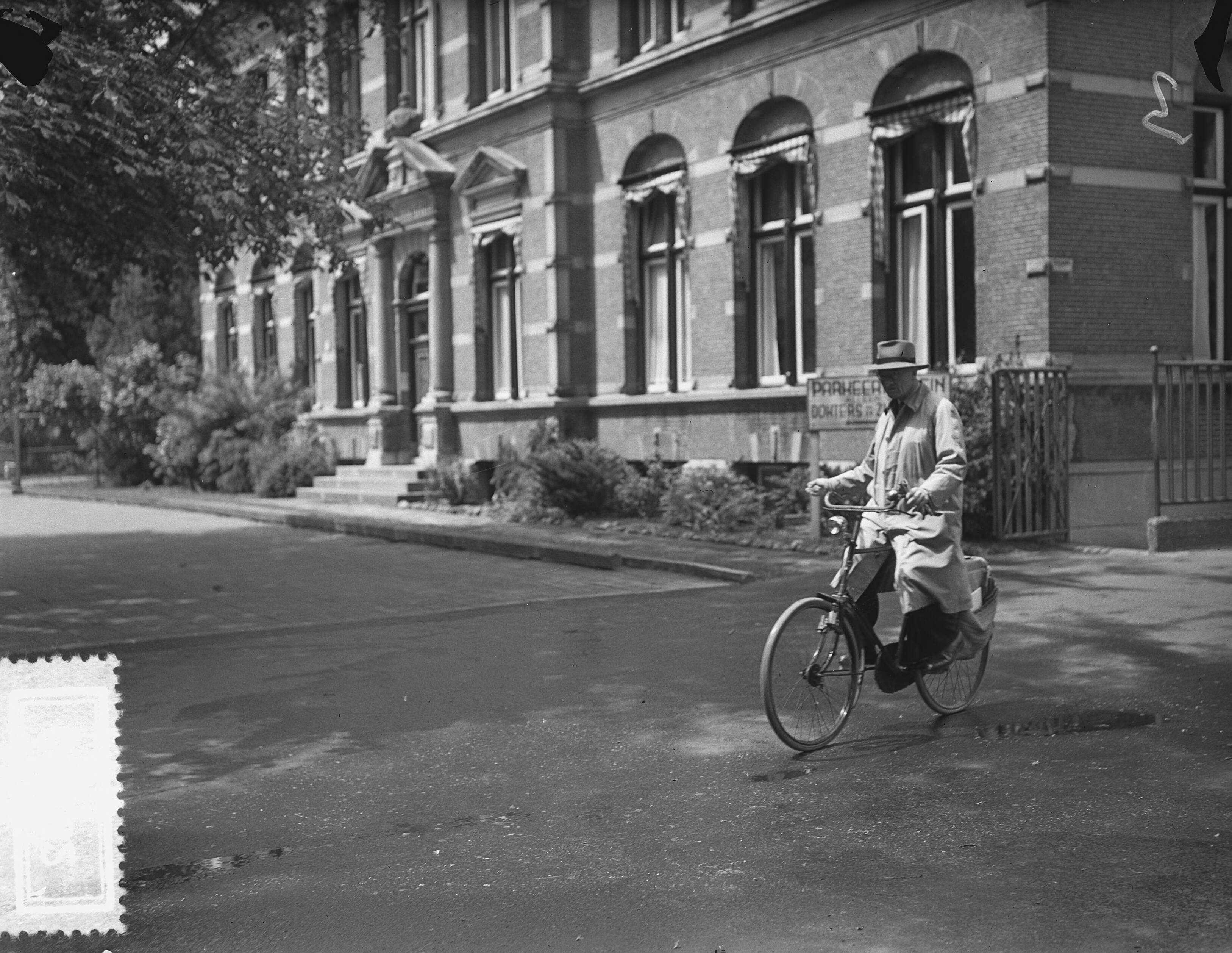 Fotocollectie Anefo — Operatie scheiding Siamese tweeling in Leeuwarden. Chirurgen verlaten het Diaconessenziekenhuis op de fiets — Foto: Bilsen, Joop van / Anefo. Licentie: Set B: Rechtenvrij / Publiek Domein. Bron: Nationaal Archief. http://hdl.handle.net/10648/a92385e6-d0b4-102d-bcf8-003048976d84