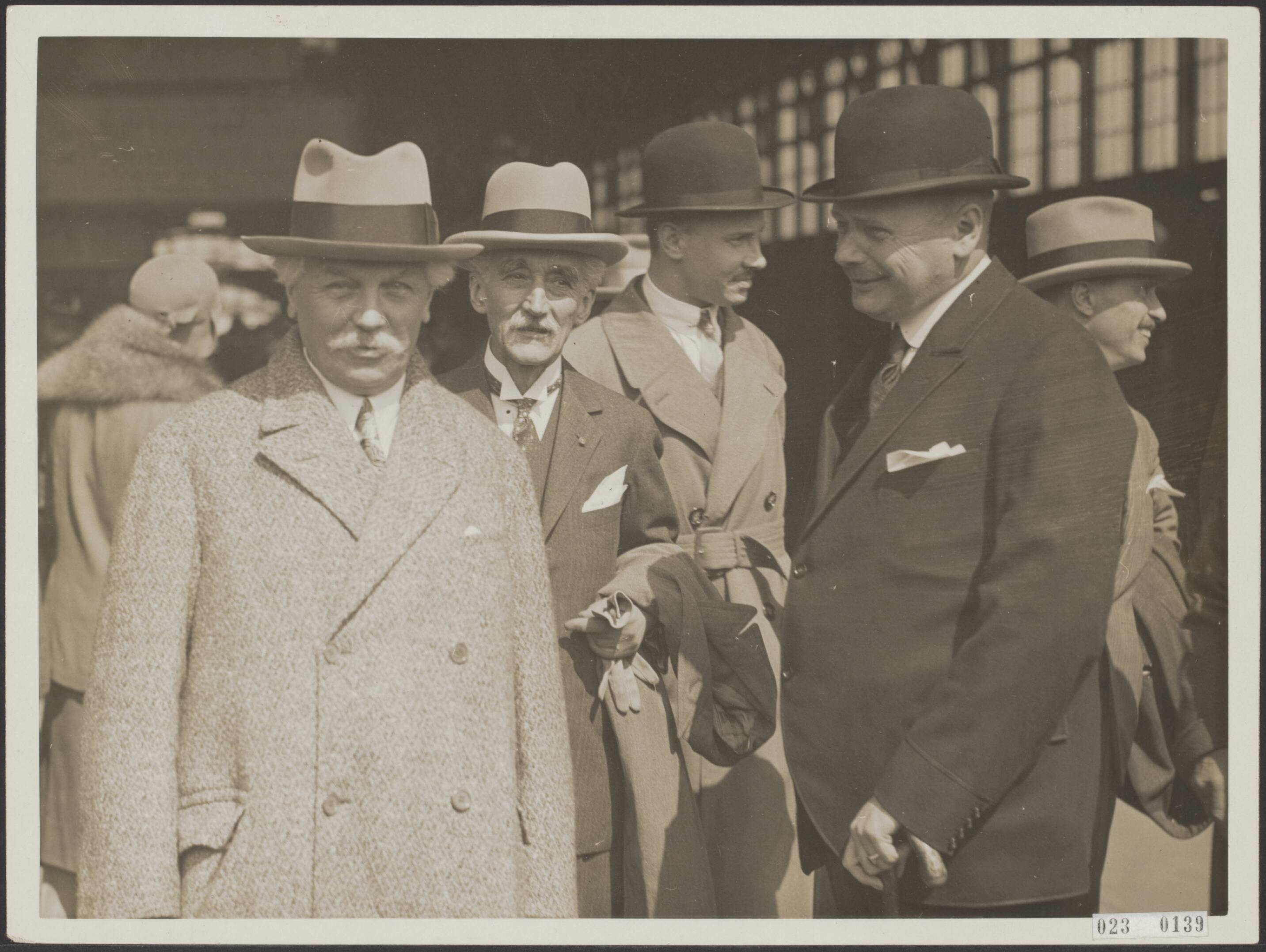Fotocollectie Elsevier Binnenland — Herstelconferentie Den Haag. Aankomst Belgische delegatie op NS-station Den Haag. Vlnr., F. Beelaerts van Blokland (Nederlandse minister van Buitenlandse Zaken), Jaspar (eerste minister van België) Hijmans (Belgische minister van Buitenlandse Zaken) — Foto: N.V. Polygoon. Licentie: Set B: Rechtenvrij / Publiek Domein. Bron: Nationaal Archief. http://hdl.handle.net/10648/add3ef18-d0b4-102d-bcf8-003048976d84