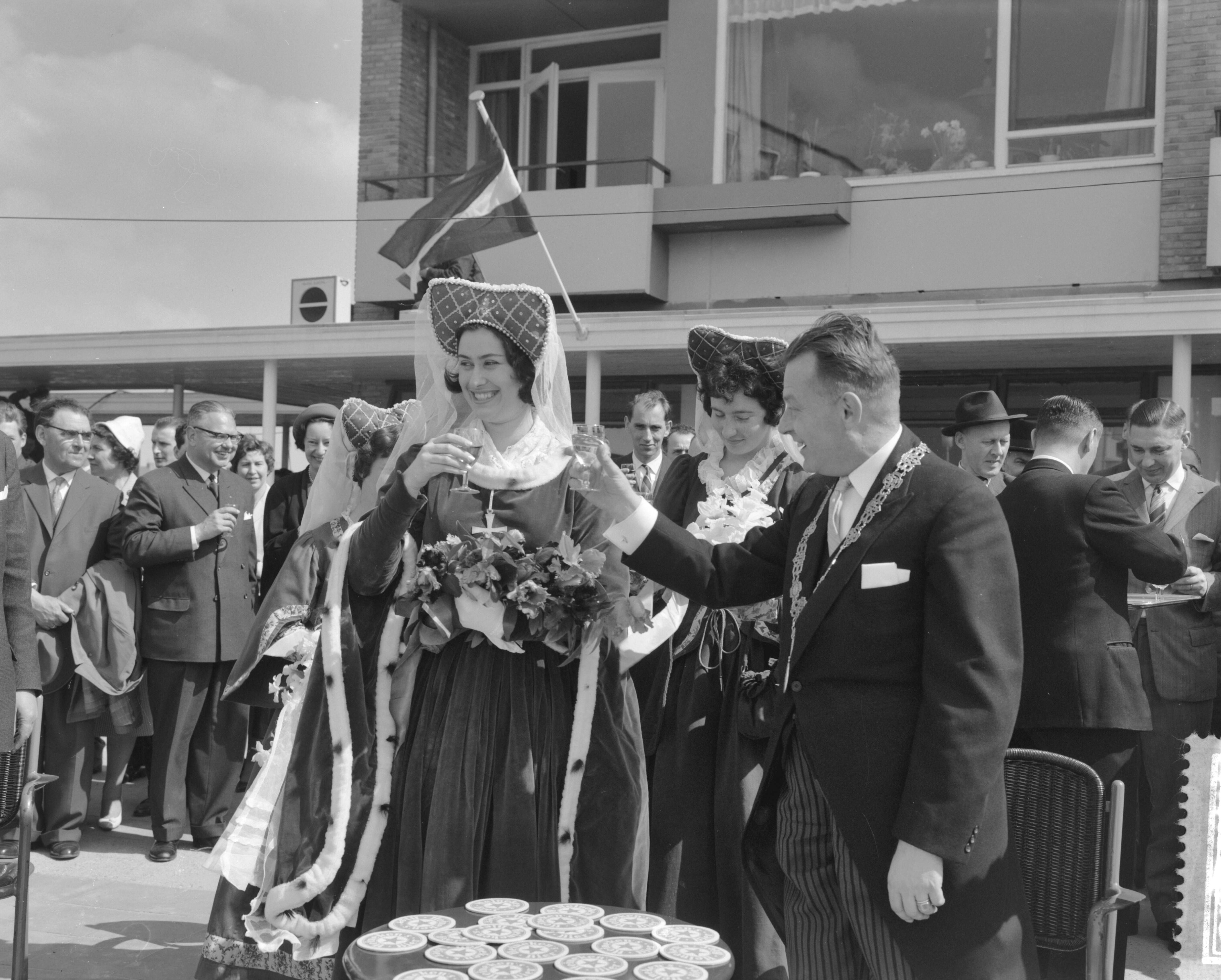 Fotocollectie Anefo — "Jacoba van Beieren" luistert plechtigheid op van opening nieuwe winkelcentrum in Breda. "Jacoba van Beieren" en burgemeester Geuljans — Foto: Pot, Harry / Anefo. Licentie: Set B: Rechtenvrij / Publiek Domein. Bron: Nationaal Archief. http://hdl.handle.net/10648/a9d0e7fe-d0b4-102d-bcf8-003048976d84