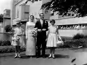 Fotocollectie Anefo — Huwelijk van de particulier secretaresse van prinses Beatrix, mej. mr. M. Meurs met mr. N. Scholtens in Hilversum — Foto: Pot, Harry / Anefo. Licentie: Set B: Rechtenvrij / Publiek Domein. Bron: Nationaal Archief. http://hdl.handle.net/10648/a97fca40-d0b4-102d-bcf8-003048976d84