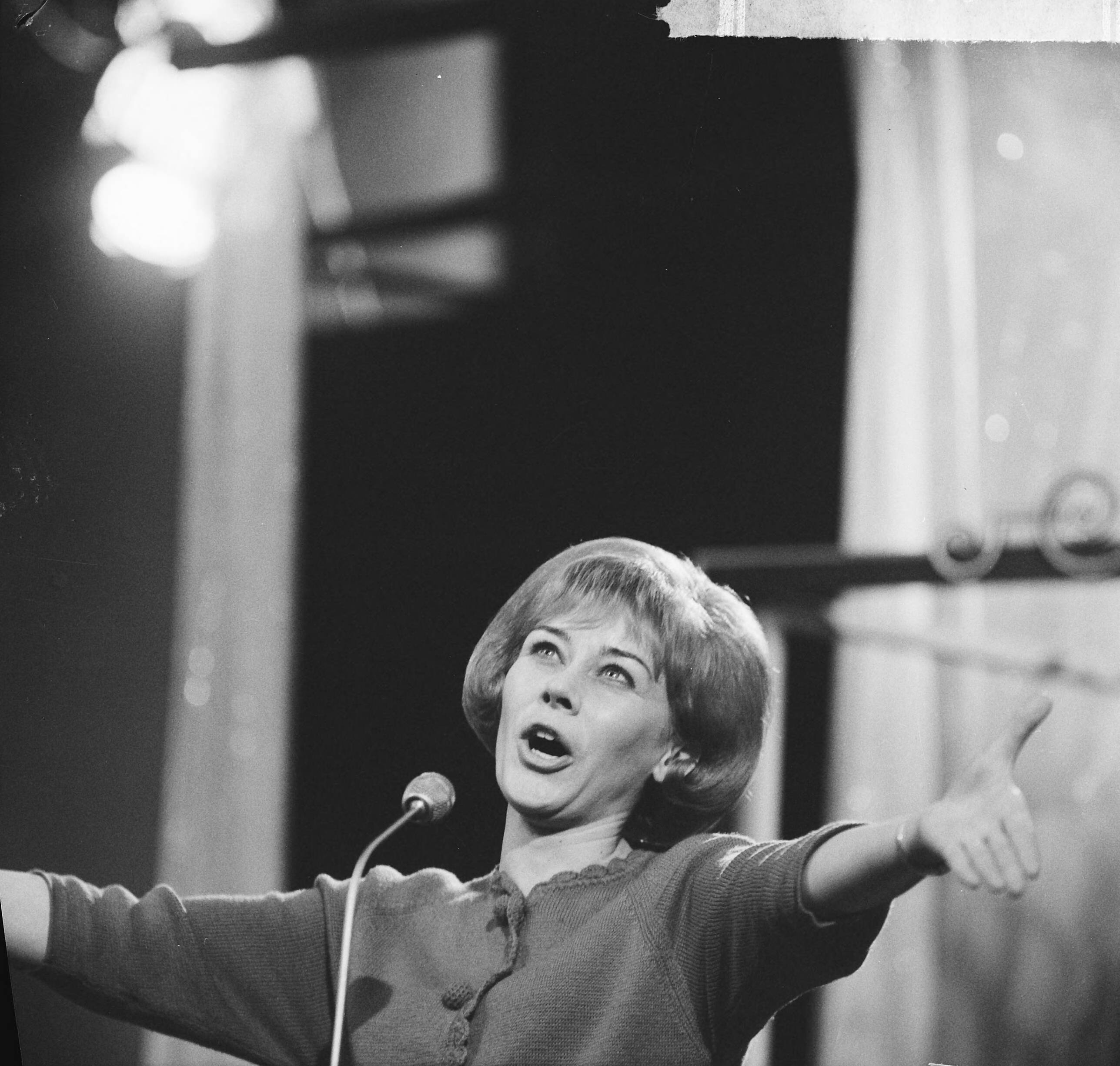Fotocollectie Anefo — Finale Nationaal Songfestival 1965, winnares Conny Vandenbos (zingend) — Foto: Nijs, Jac. de / Anefo. Licentie: Set B: Rechtenvrij / Publiek Domein. Bron: Nationaal Archief. http://hdl.handle.net/10648/aa92c306-d0b4-102d-bcf8-003048976d84