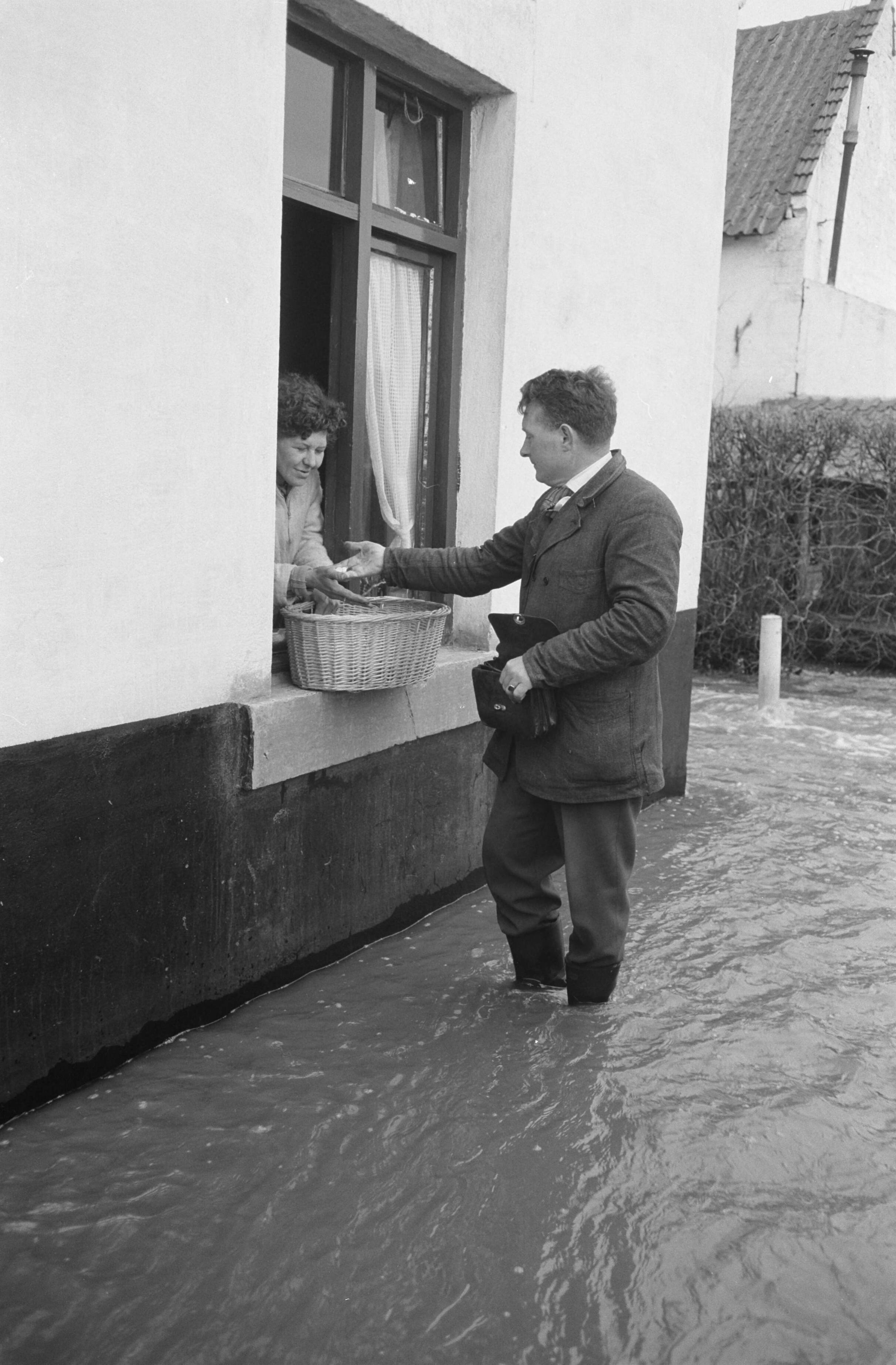 Fotocollectie Anefo — Overstroming Jekerdal bij Maastricht, boodschappen konden alleen met lieslaarzen bezorgd worden — Foto: Fotograaf Onbekend / Anefo. Licentie: Set B: Rechtenvrij / Publiek Domein. Bron: Nationaal Archief. http://hdl.handle.net/10648/aa2cf0e4-d0b4-102d-bcf8-003048976d84