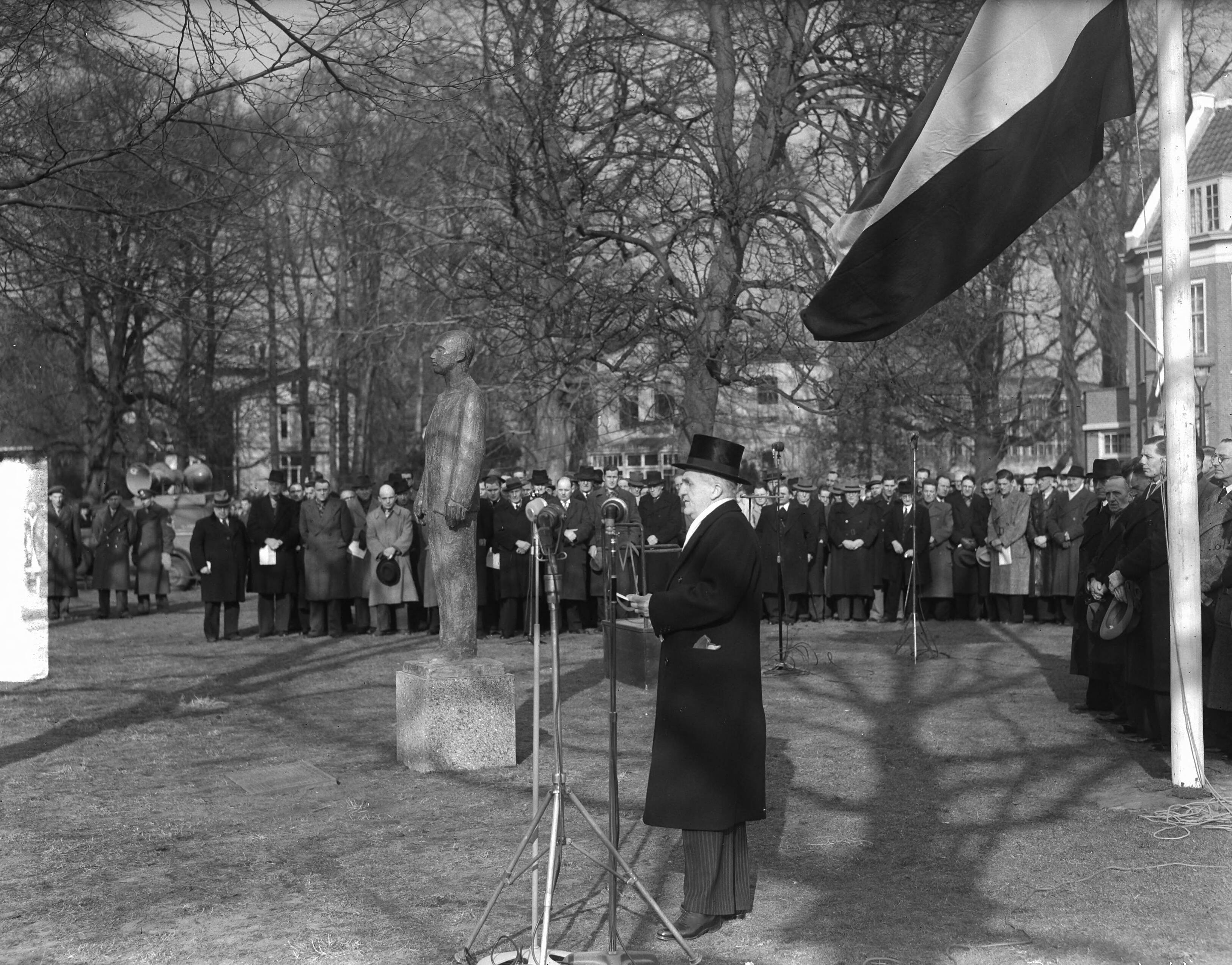 Fotocollectie Anefo — Monument voor de gefusilleerden, genaamd 'Man voor het Vuurpeloton' wordt te Haarlem onthuld door J.E. baron de Vos van Steenwijk, de commissaris der koningin — Foto: Averink, […] / Anefo. Licentie: Set B: Rechtenvrij / Publiek Domein. Bron: Nationaal Archief. http://hdl.handle.net/10648/a8c46872-d0b4-102d-bcf8-003048976d84